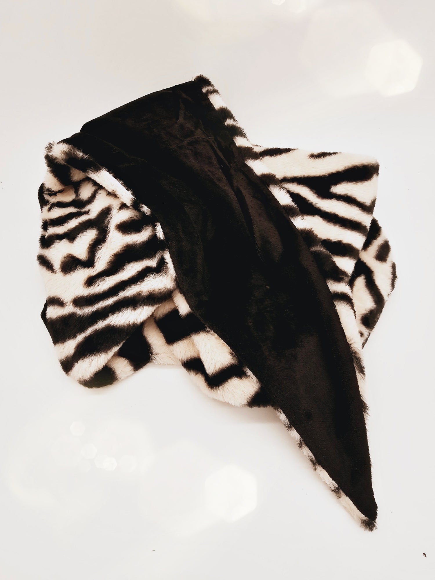 schal-dreieck-teddy-zebra-schwarz-beige-1