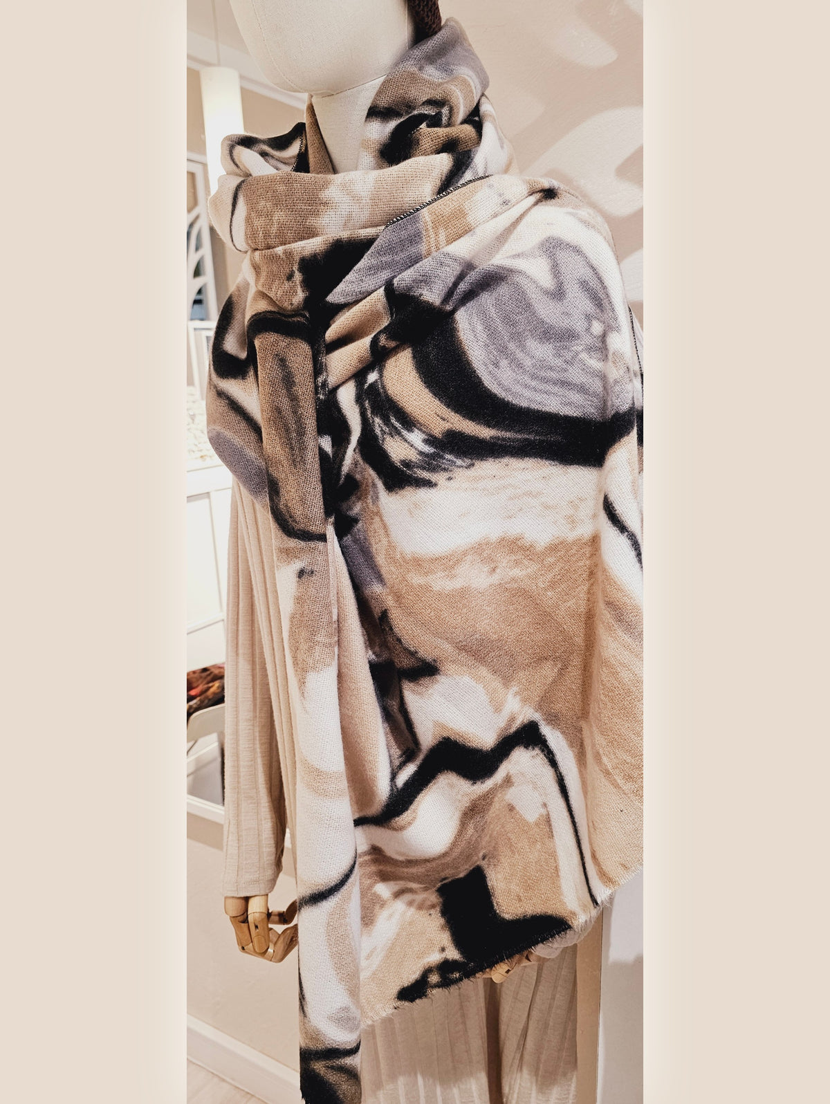 schal-kuschelig-muster-beige-camel-blau-1