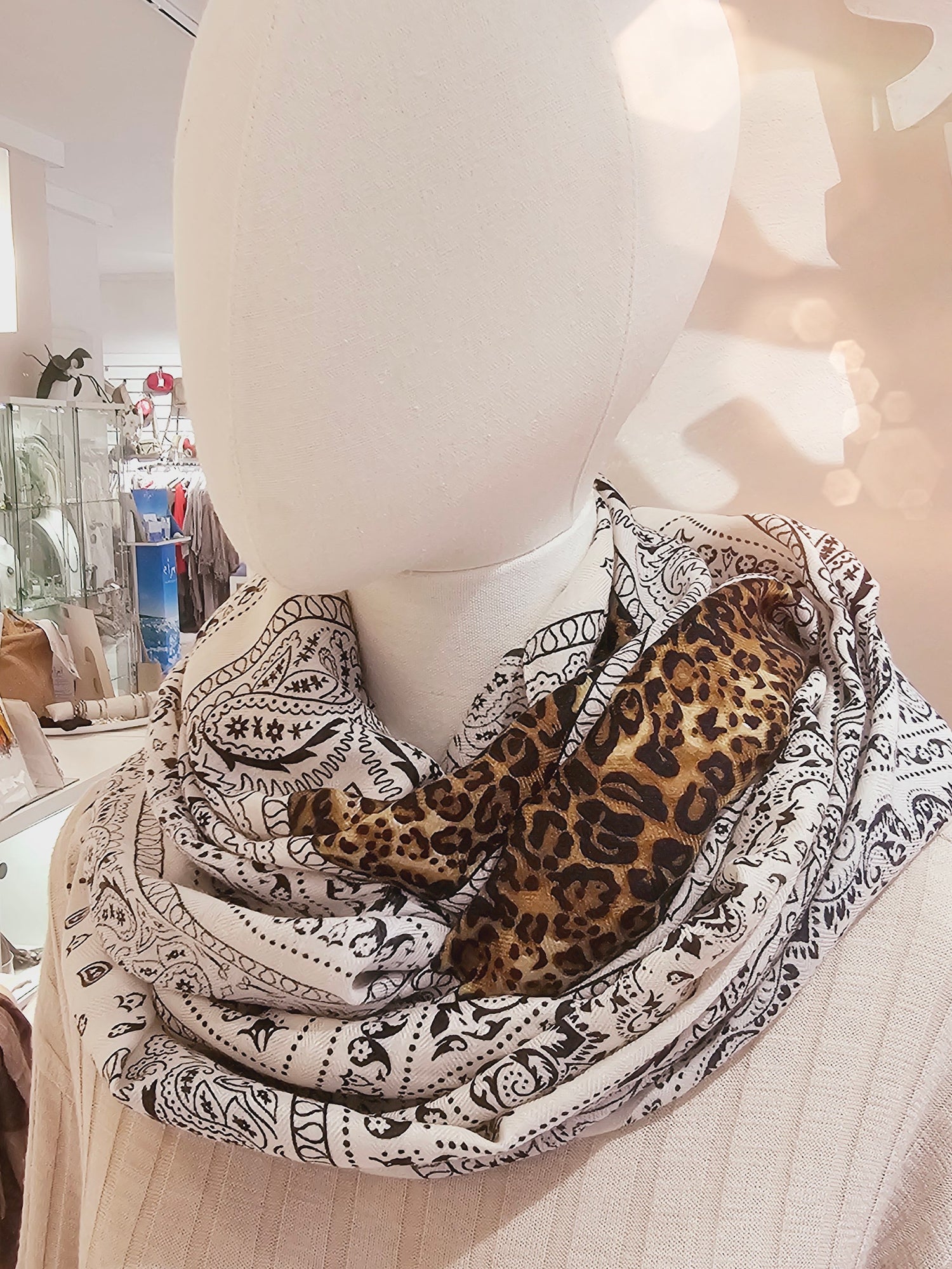 schal-paisley-leo-camel-schwarz-weiss-1