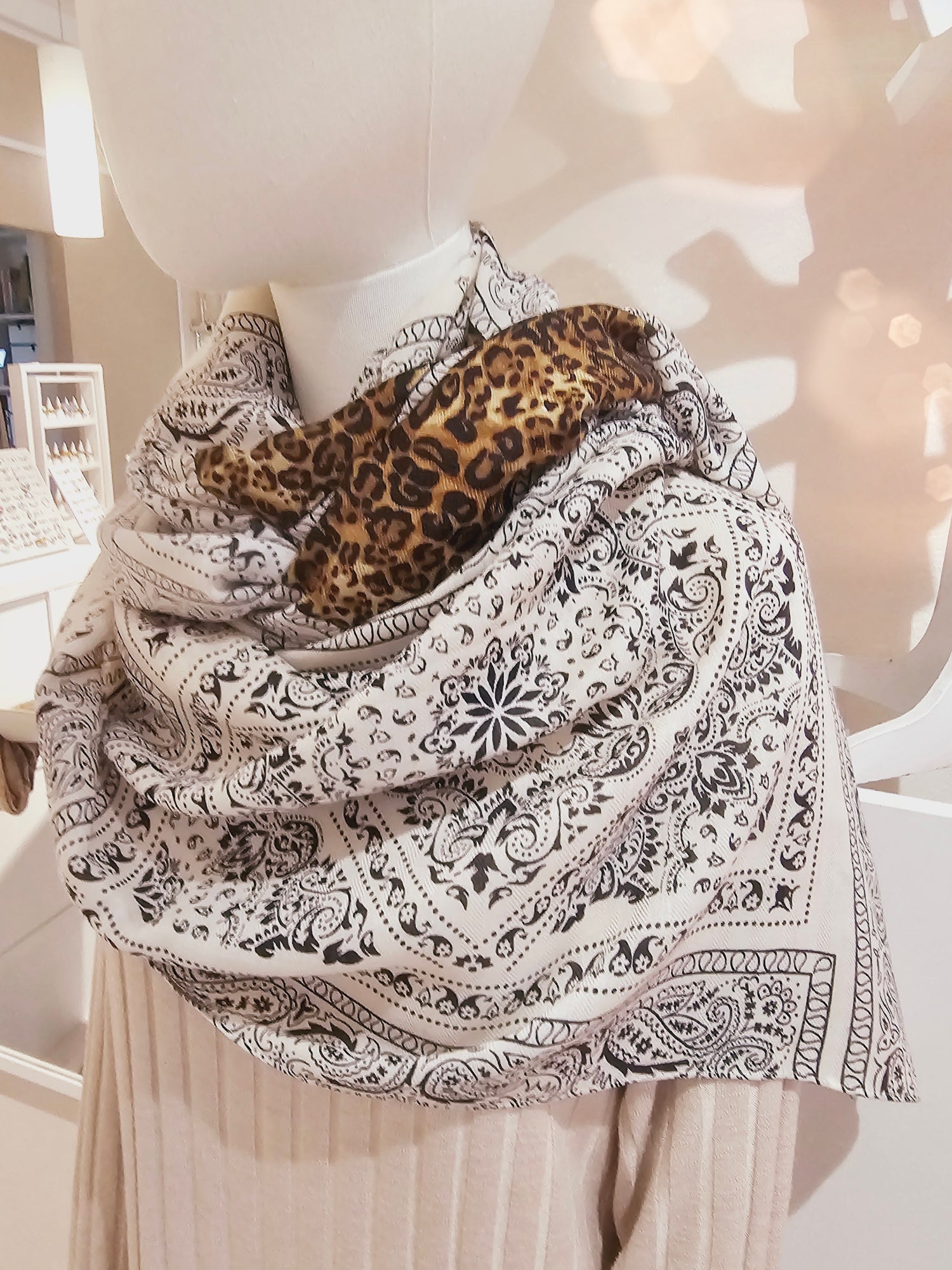 schal-paisley-leo-camel-schwarz-weiss-1