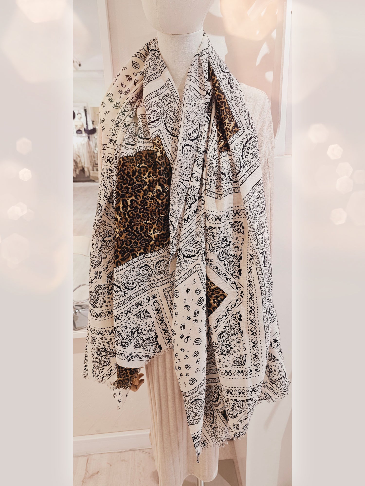 schal-paisley-leo-camel-schwarz-weiss-1