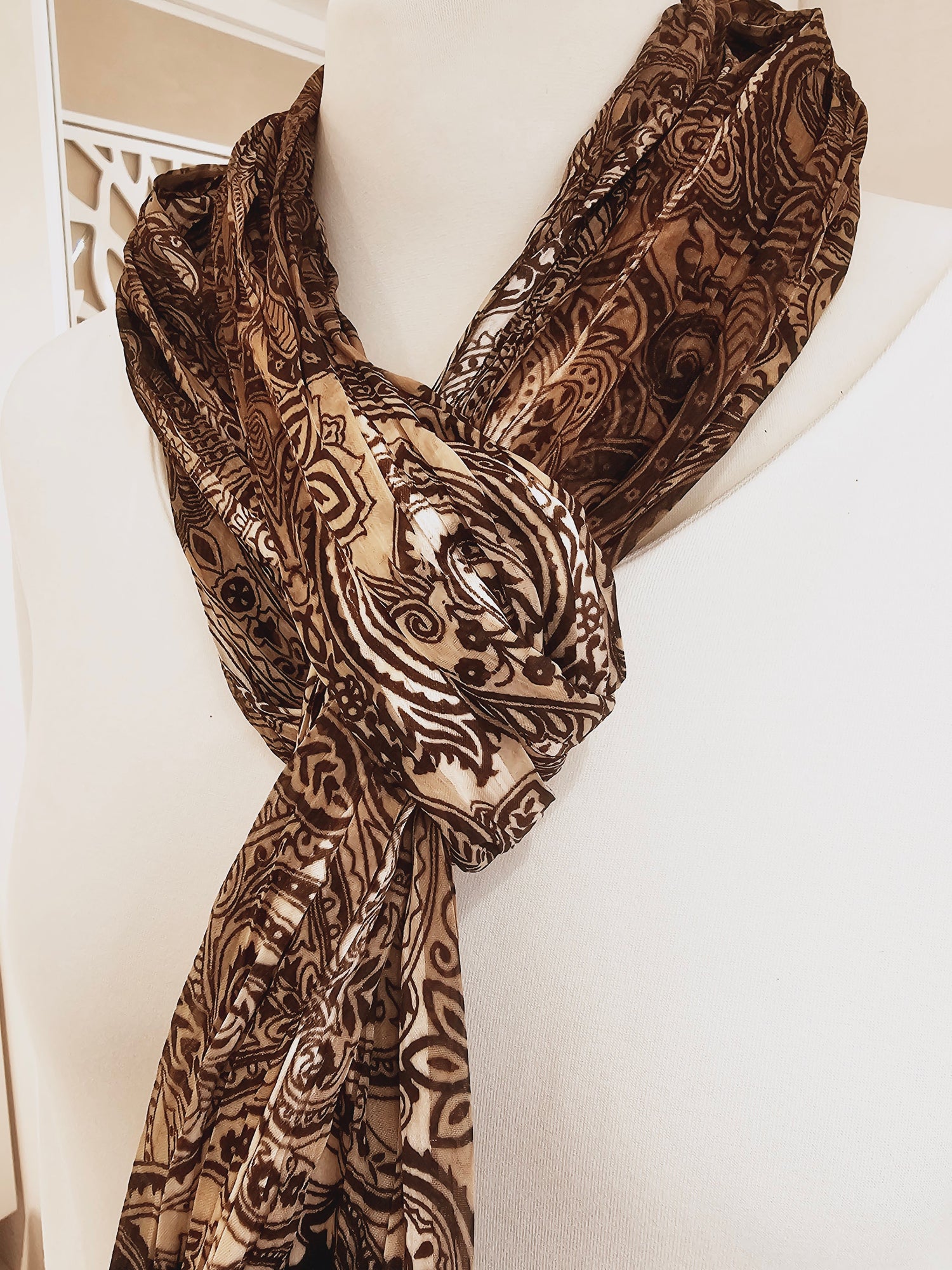 schal-paisley-plissee-schmal-braun beige
