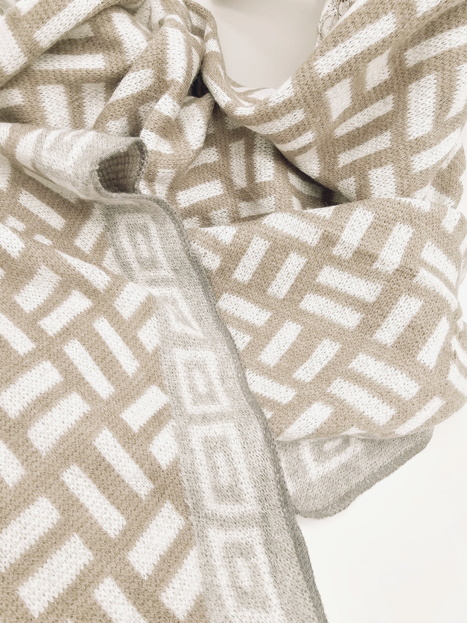 schal-strick-dreieck-beige-taupe-1