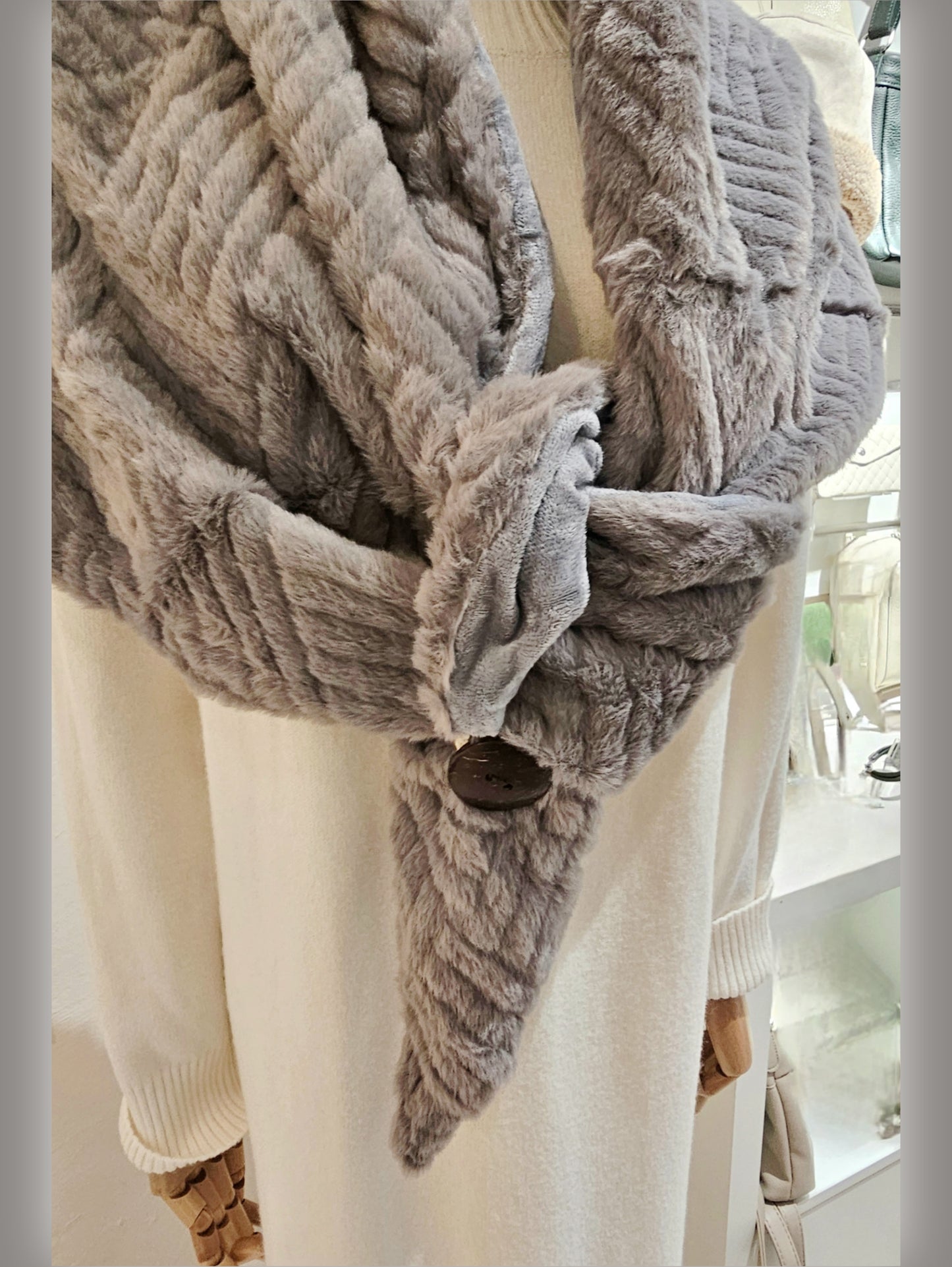 schal-teddyschal-kunstfellschal-grau-dreieck-1