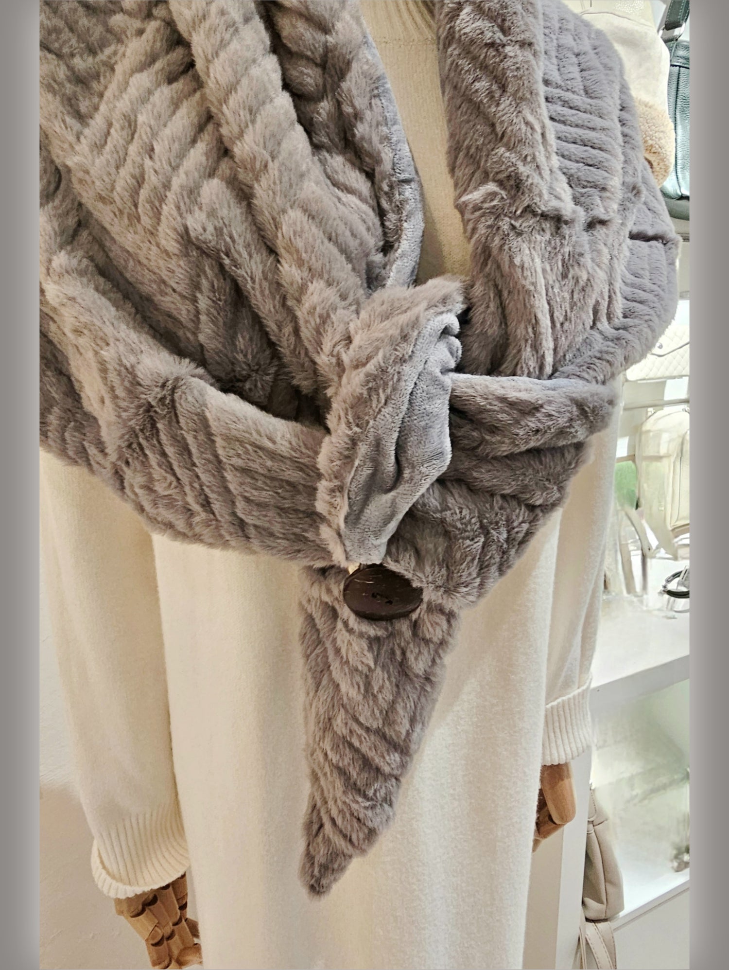 schal-teddyschal-kunstfellschal-grau-dreieck-1