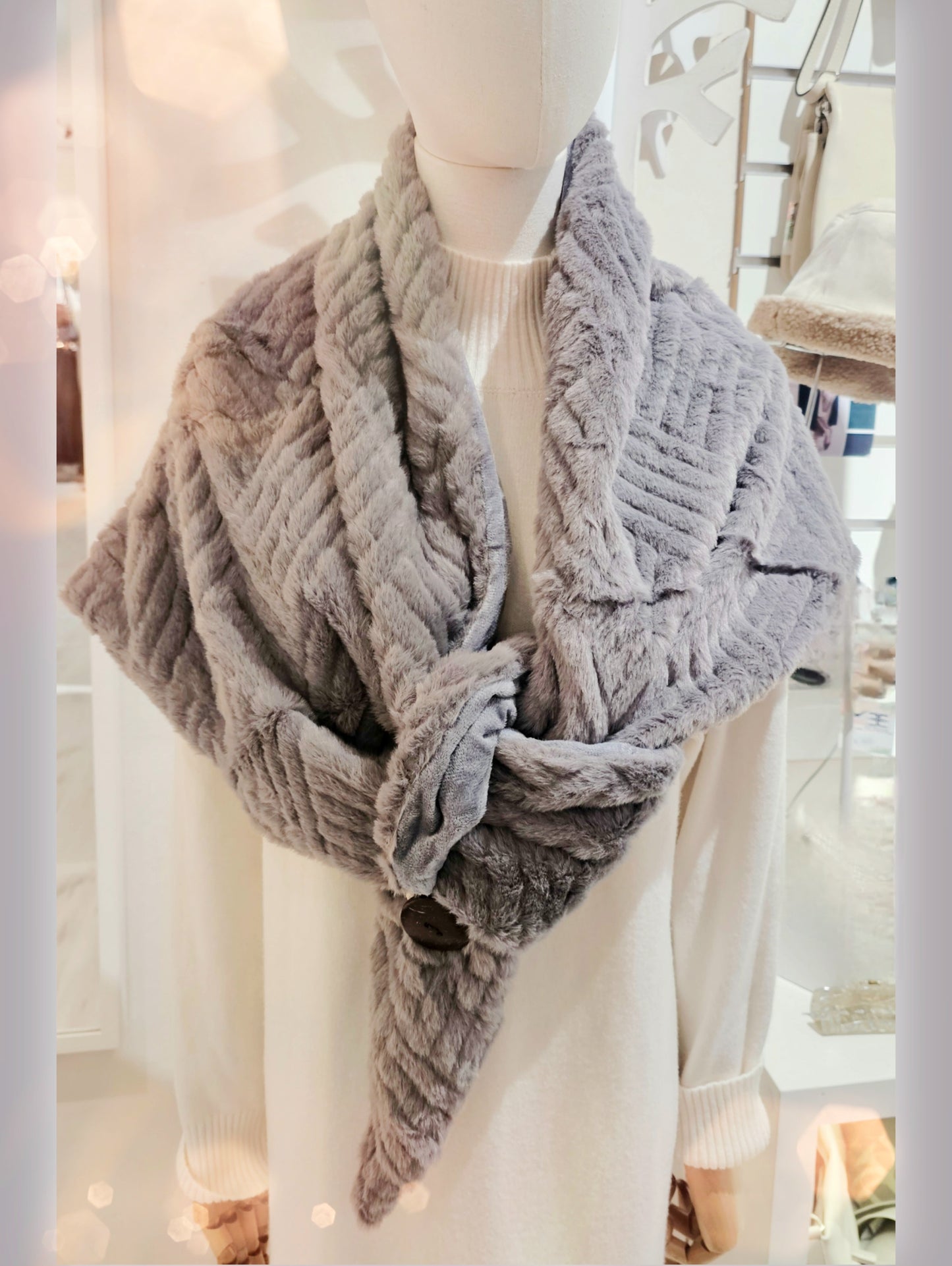 schal-teddyschal-kunstfellschal-grau-dreieck-1