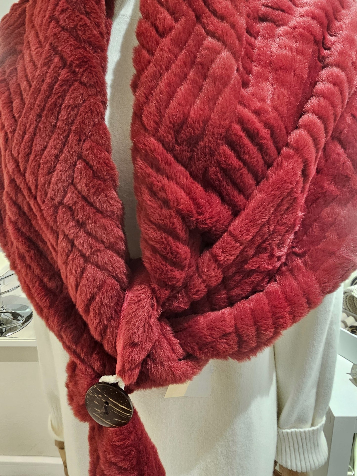 schal-teddyschal-kunstfellschal-rot-dreieck-1