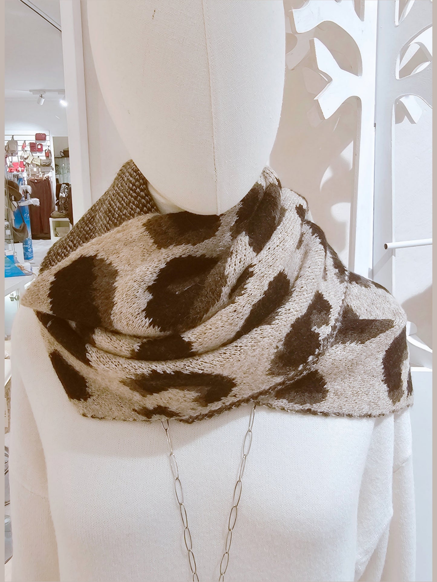 strickscchal-dreieck-beige-schwarz-leomuster-1