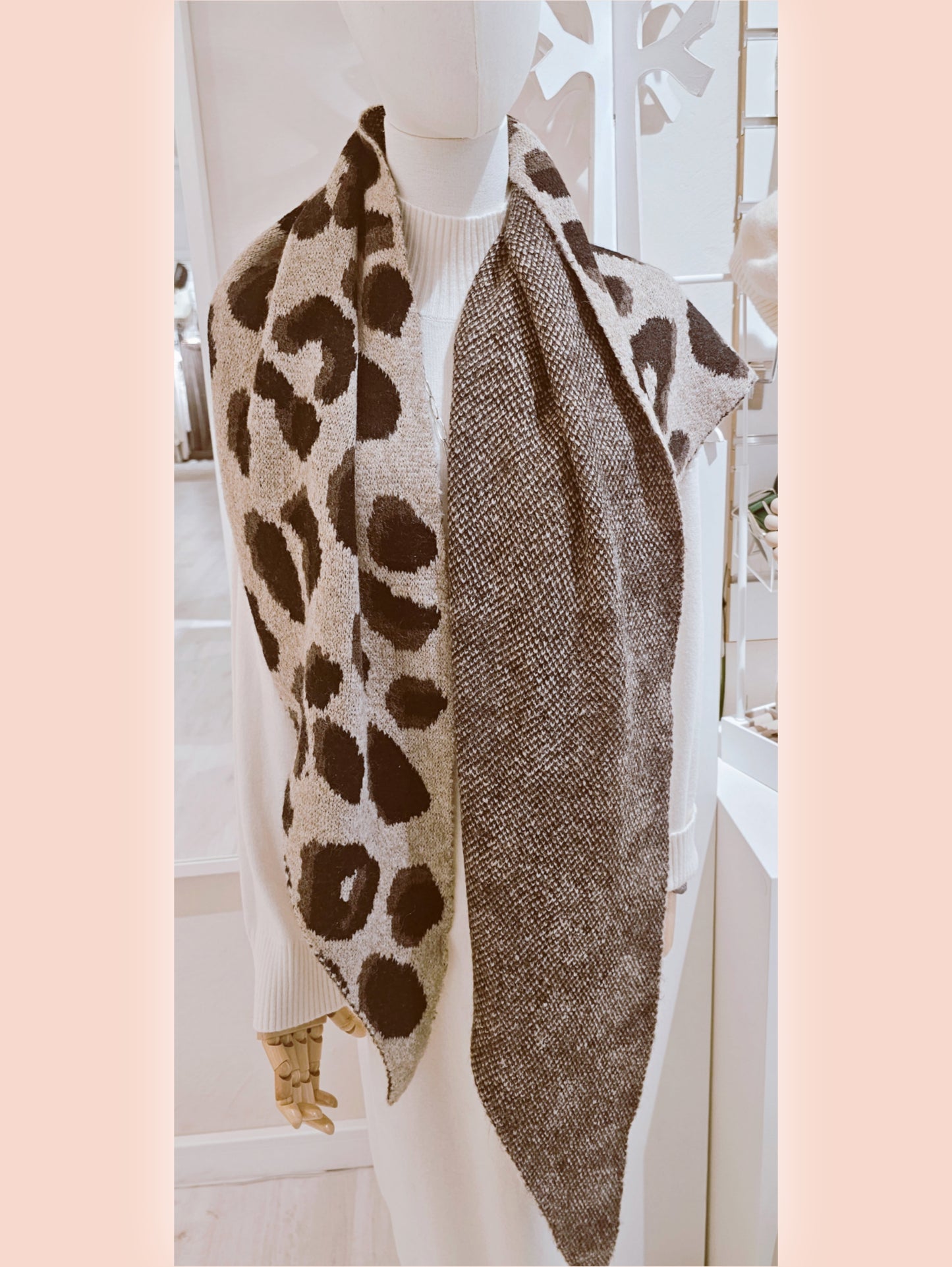 strickscchal-dreieck-beige-schwarz-leomuster-1