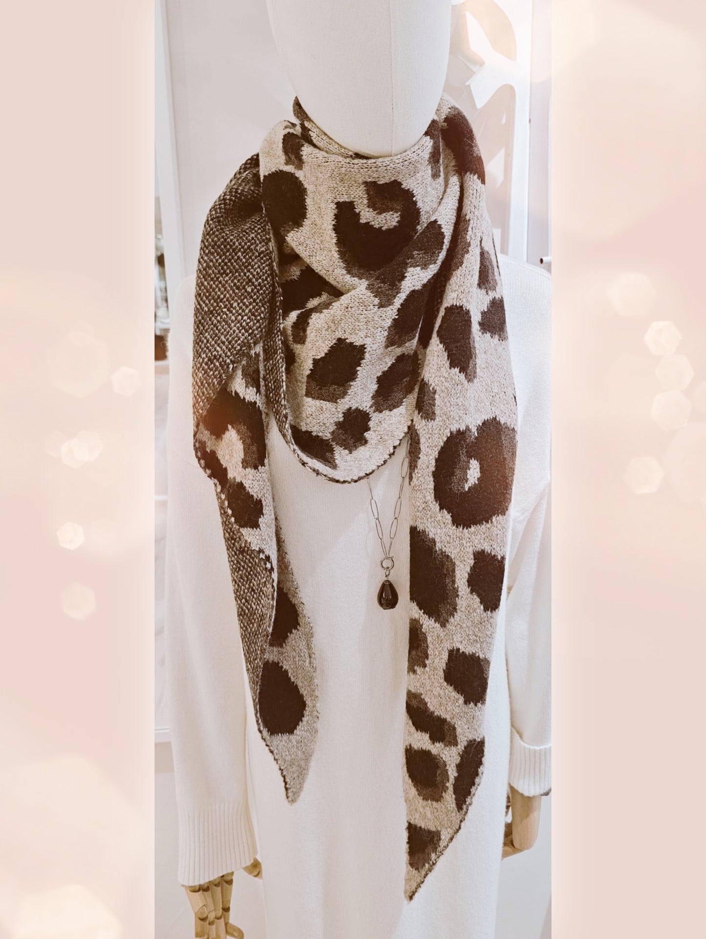 strickscchal-dreieck-beige-schwarz-leomuster-1