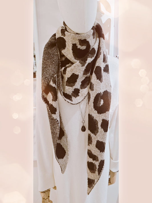 strickscchal-dreieck-beige-schwarz-leomuster-1