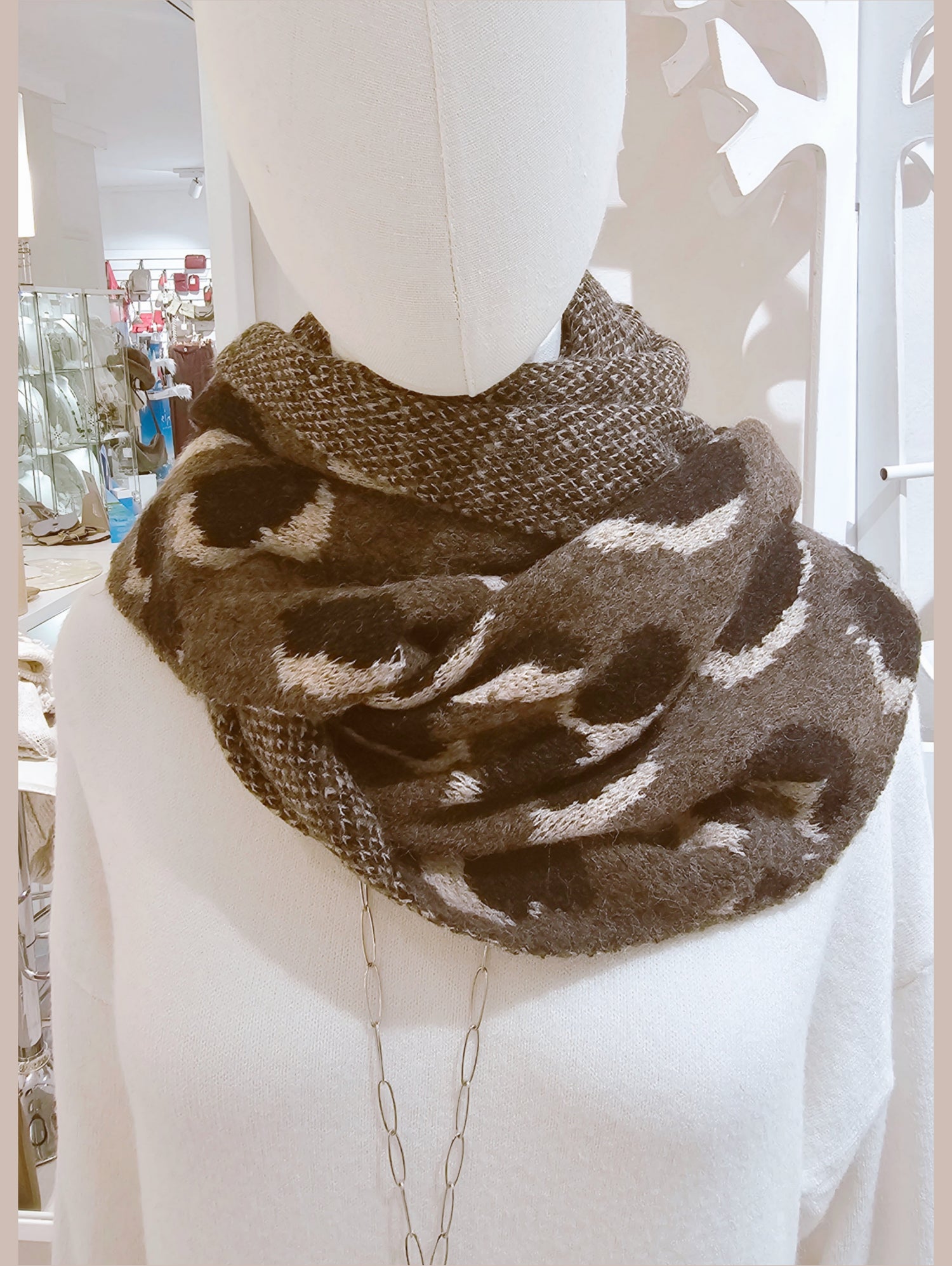 strickscchal-dreieck-braun-leomuster