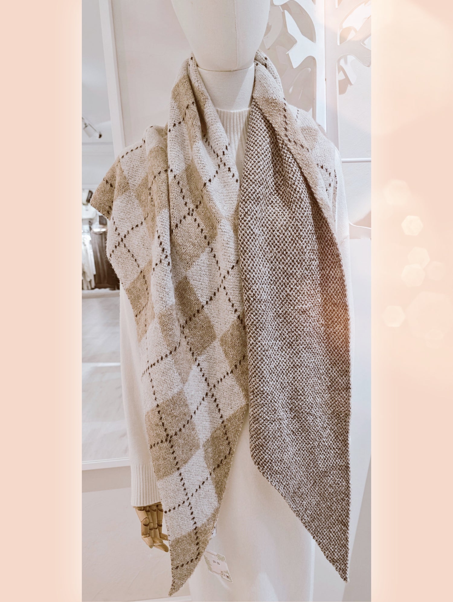 strickschal-dreieck-raute-kariert-beige-camel-1