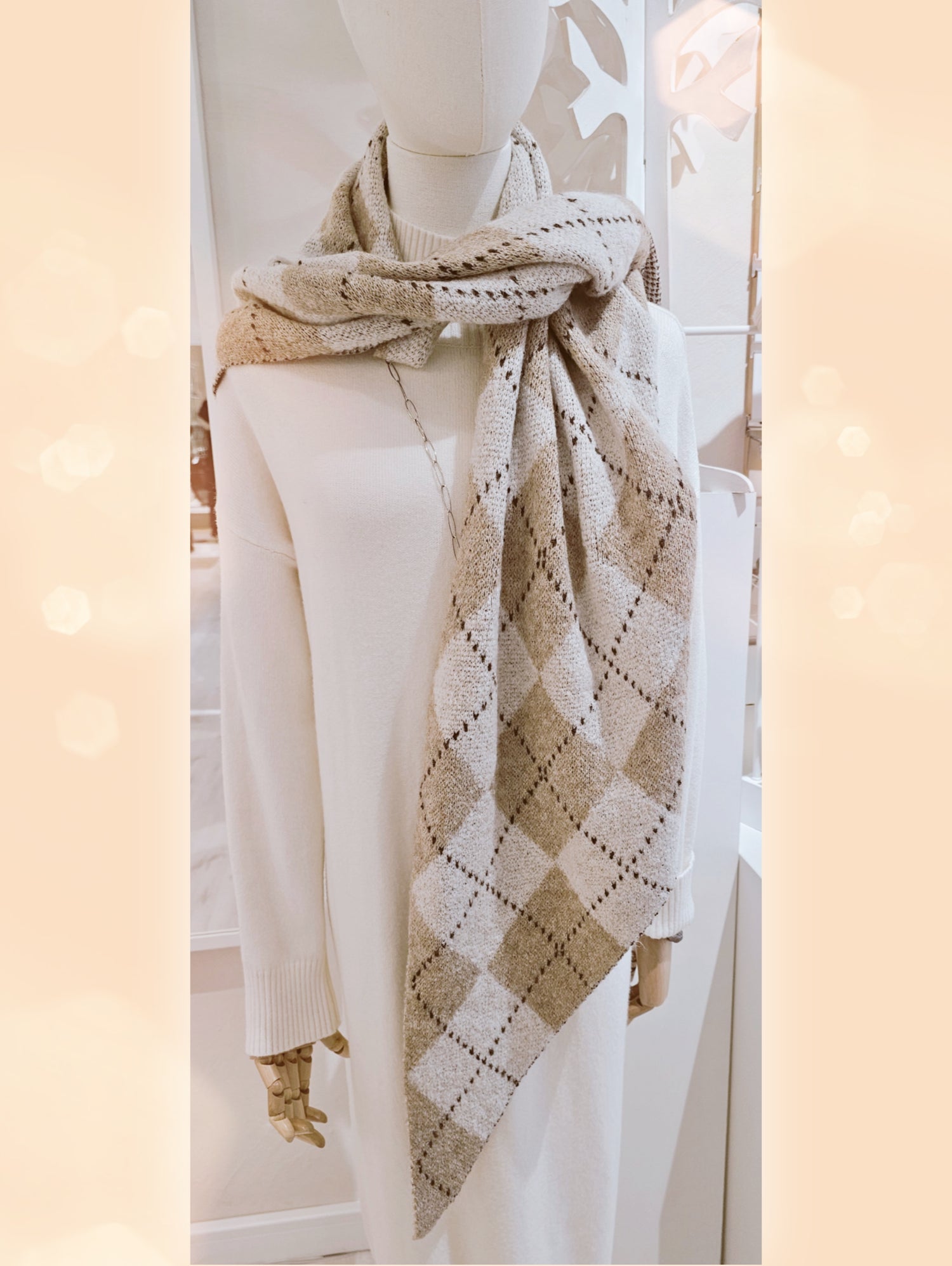 strickschal-dreieck-raute-kariert-beige-camel-1