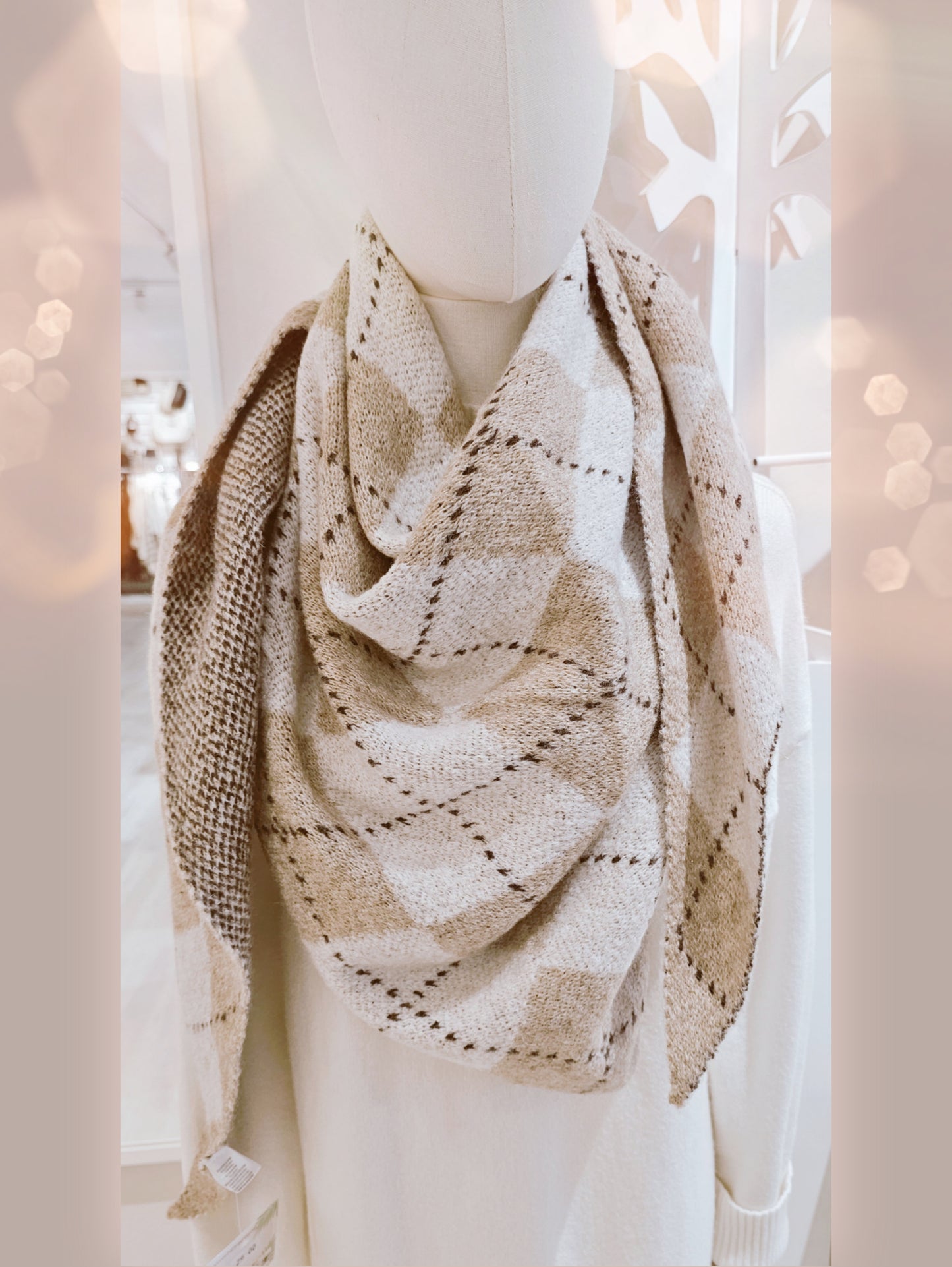 strickschal-dreieck-raute-kariert-beige-camel-1