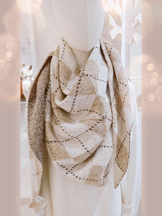 strickschal-dreieck-raute-kariert-beige-camel-1