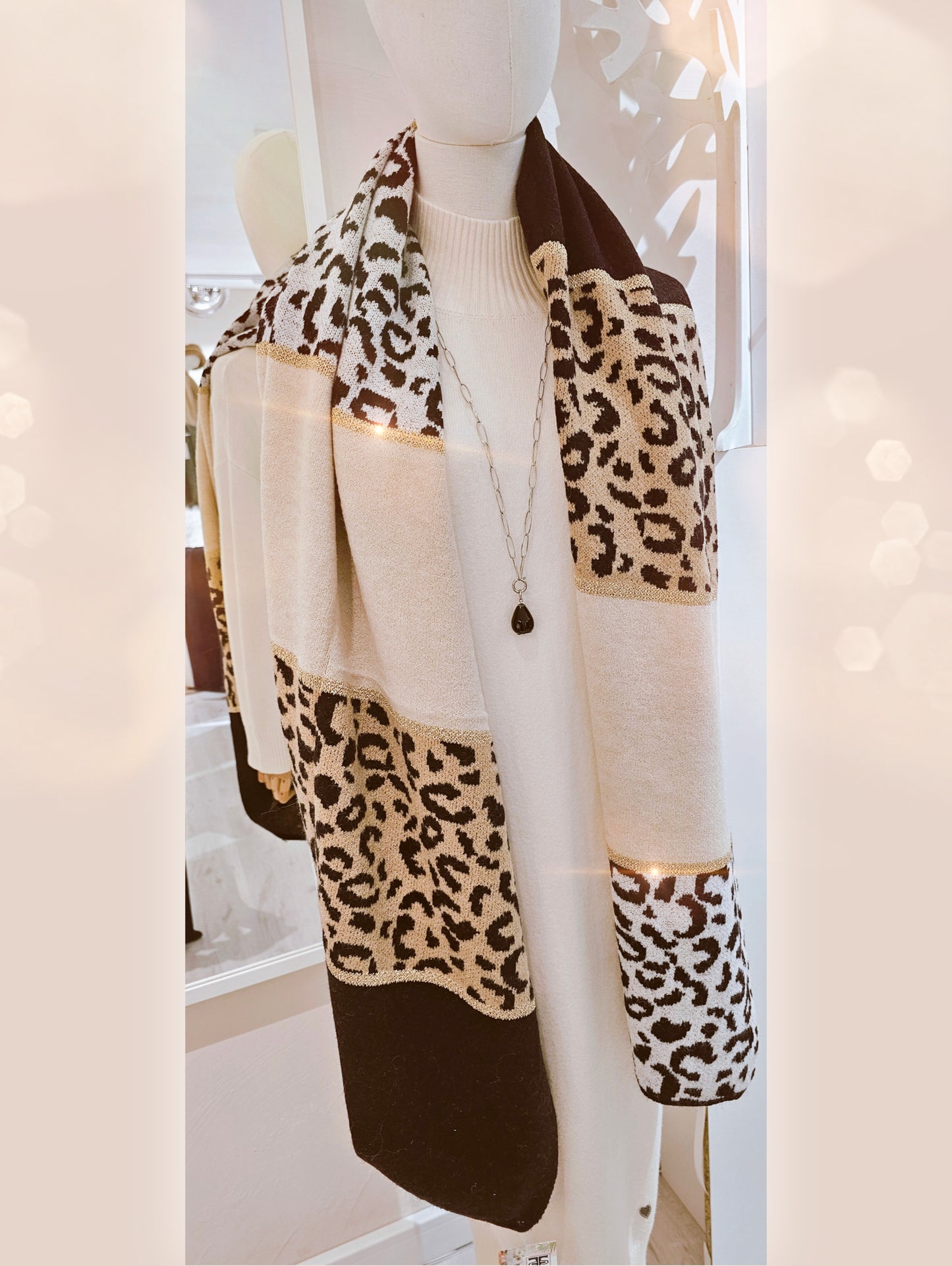 strickschal-leo-beige-schwarz-1