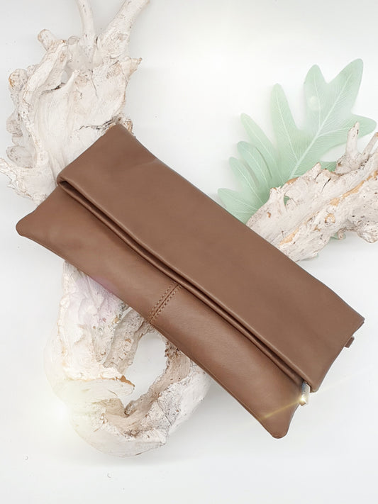 tasche-clutch-leder-taupe-1