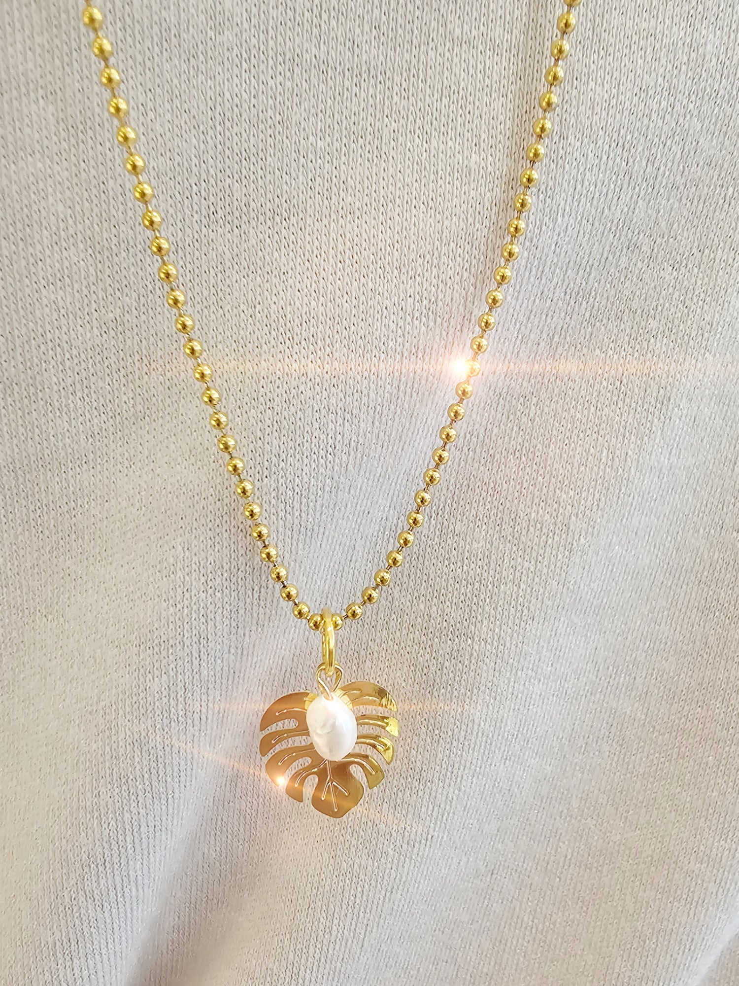 zarte-goldkette-blatt-perle-1