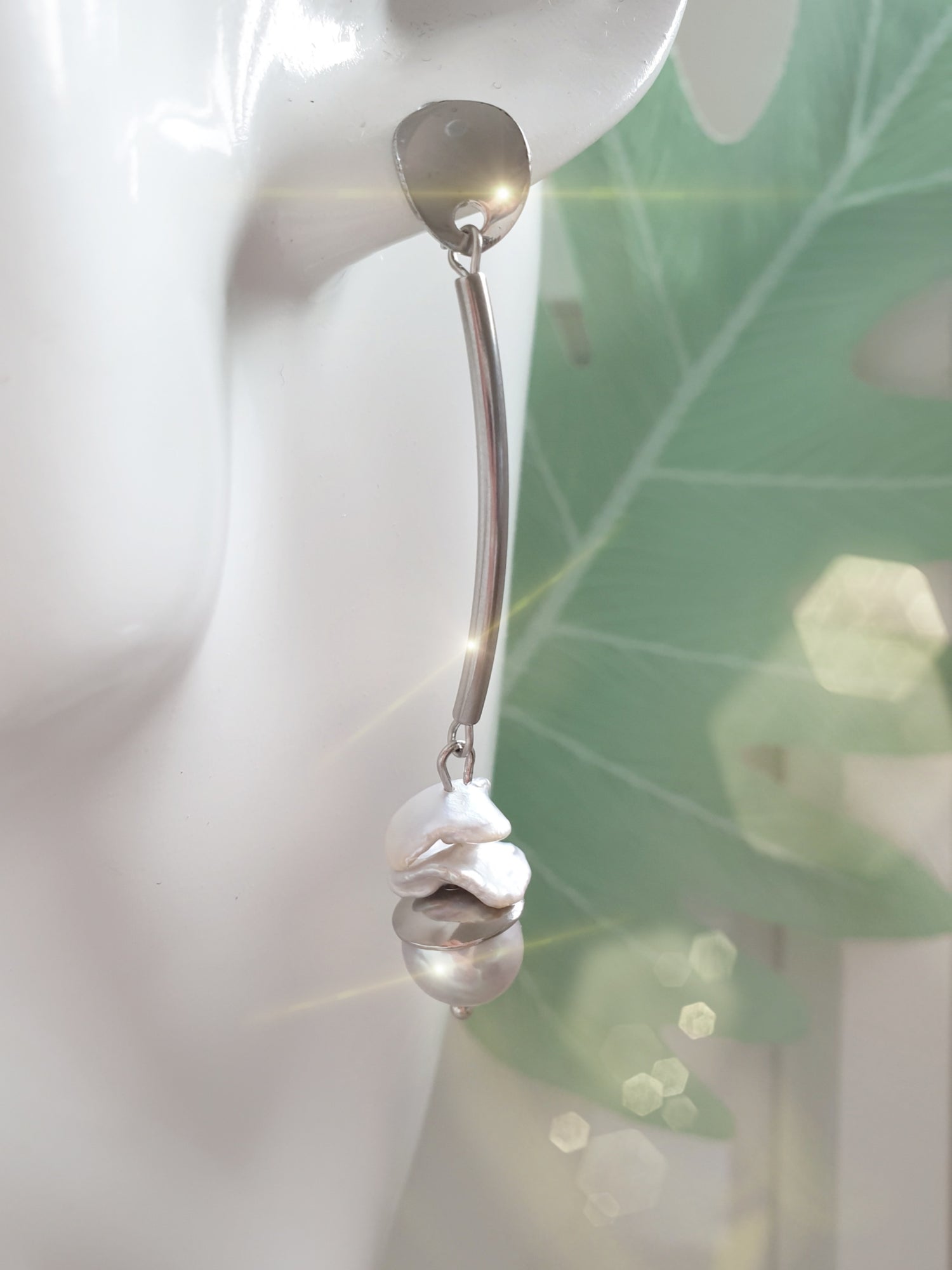 Lange Perlenohrringe aus Edelstahl Barockperlen in Grau und Creme