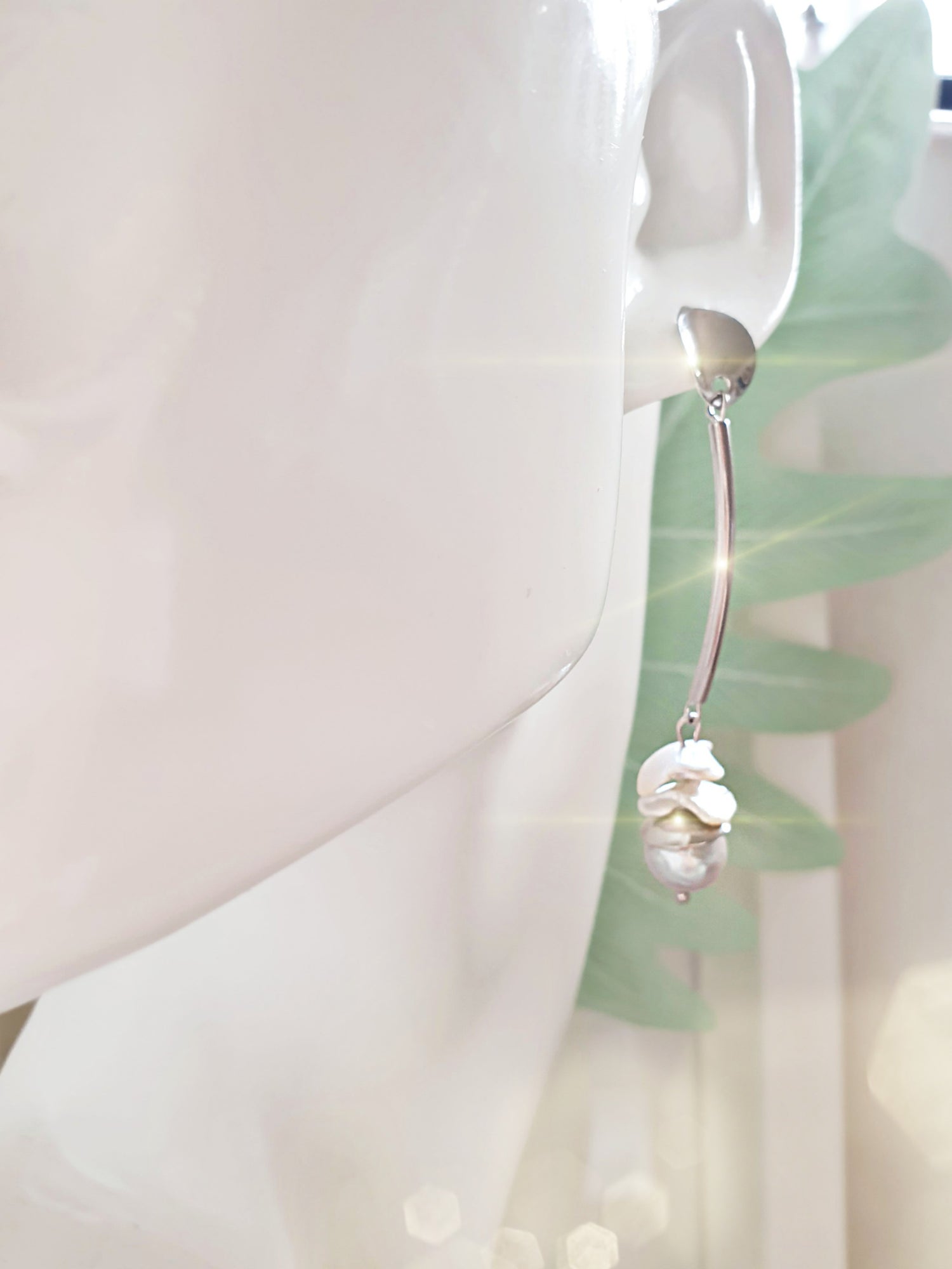 Lange Perlenohrringe aus Edelstahl Barockperlen in Grau und Creme