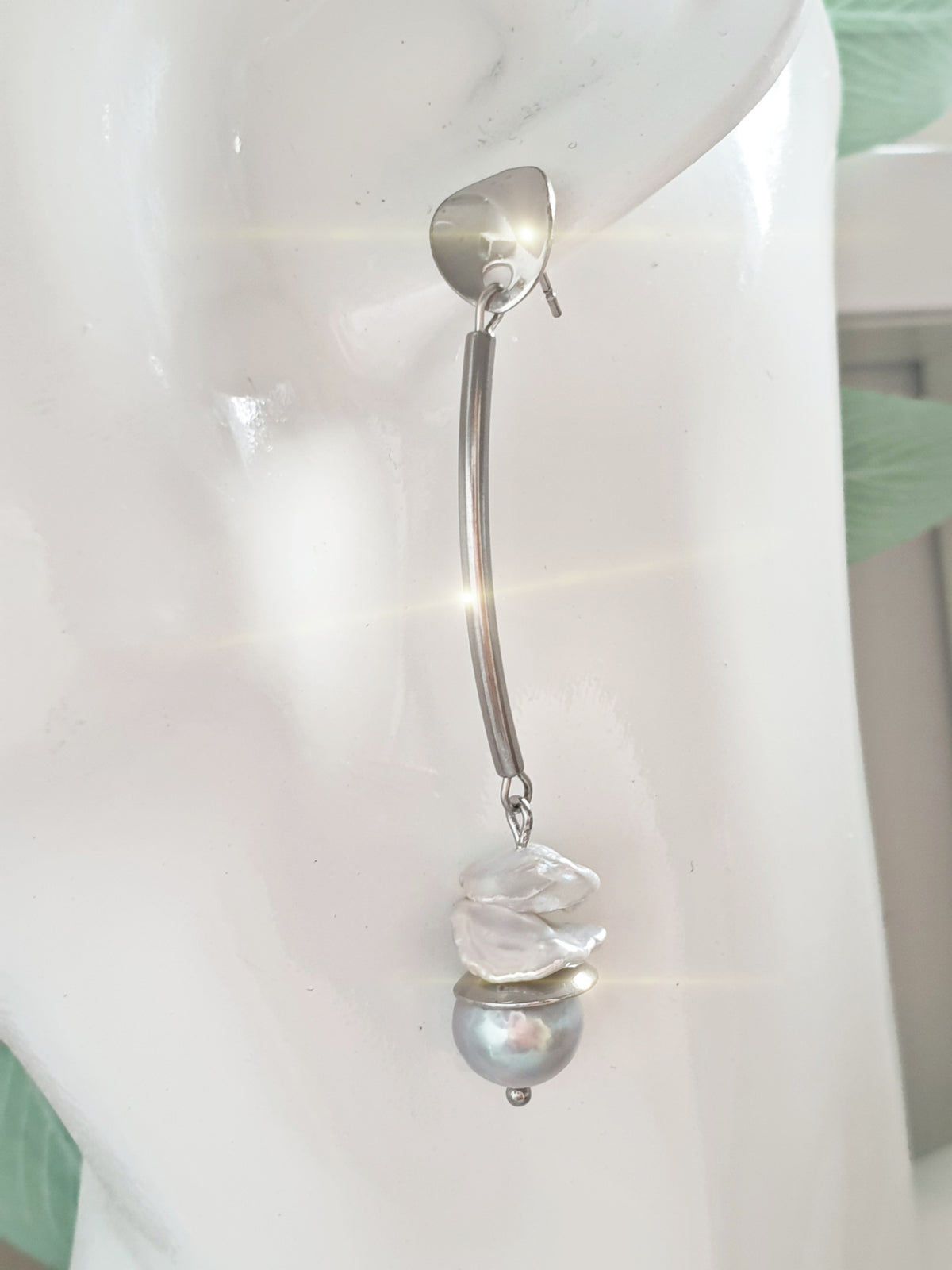 Lange Perlenohrringe aus Edelstahl Barockperlen in Grau und Creme