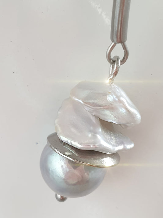 Lange Perlenohrringe aus Edelstahl Barockperlen in Grau und Creme Detail