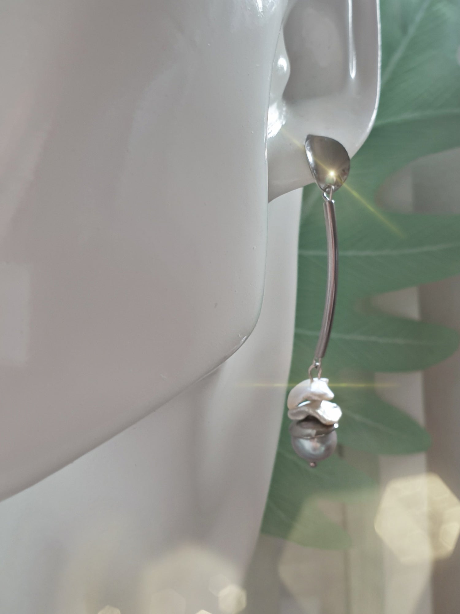 Lange Perlenohrringe aus Edelstahl Barockperlen in Grau und Creme