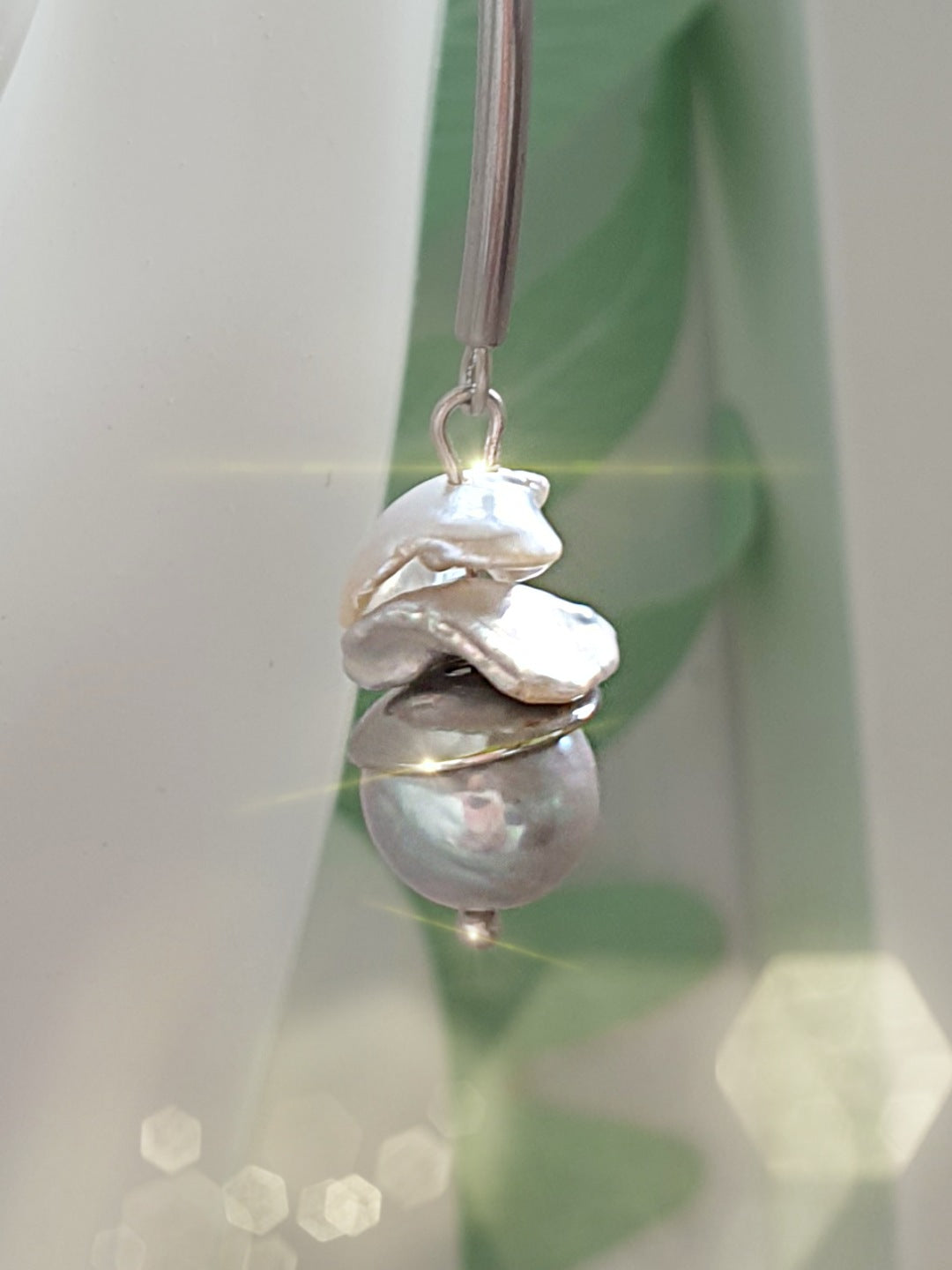 Lange Perlenohrringe aus Edelstahl Barockperlen in Grau und Creme