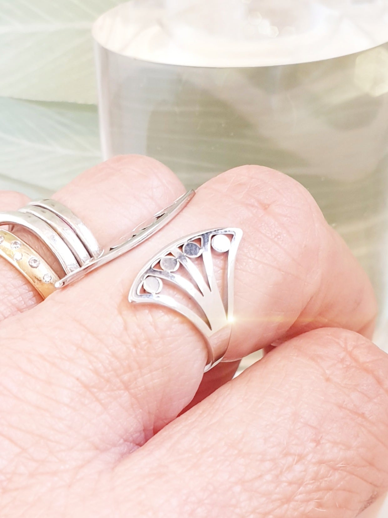 Großer, offener Edelstahl-Ring mit filigranem Muster verstellbar Tragefoto