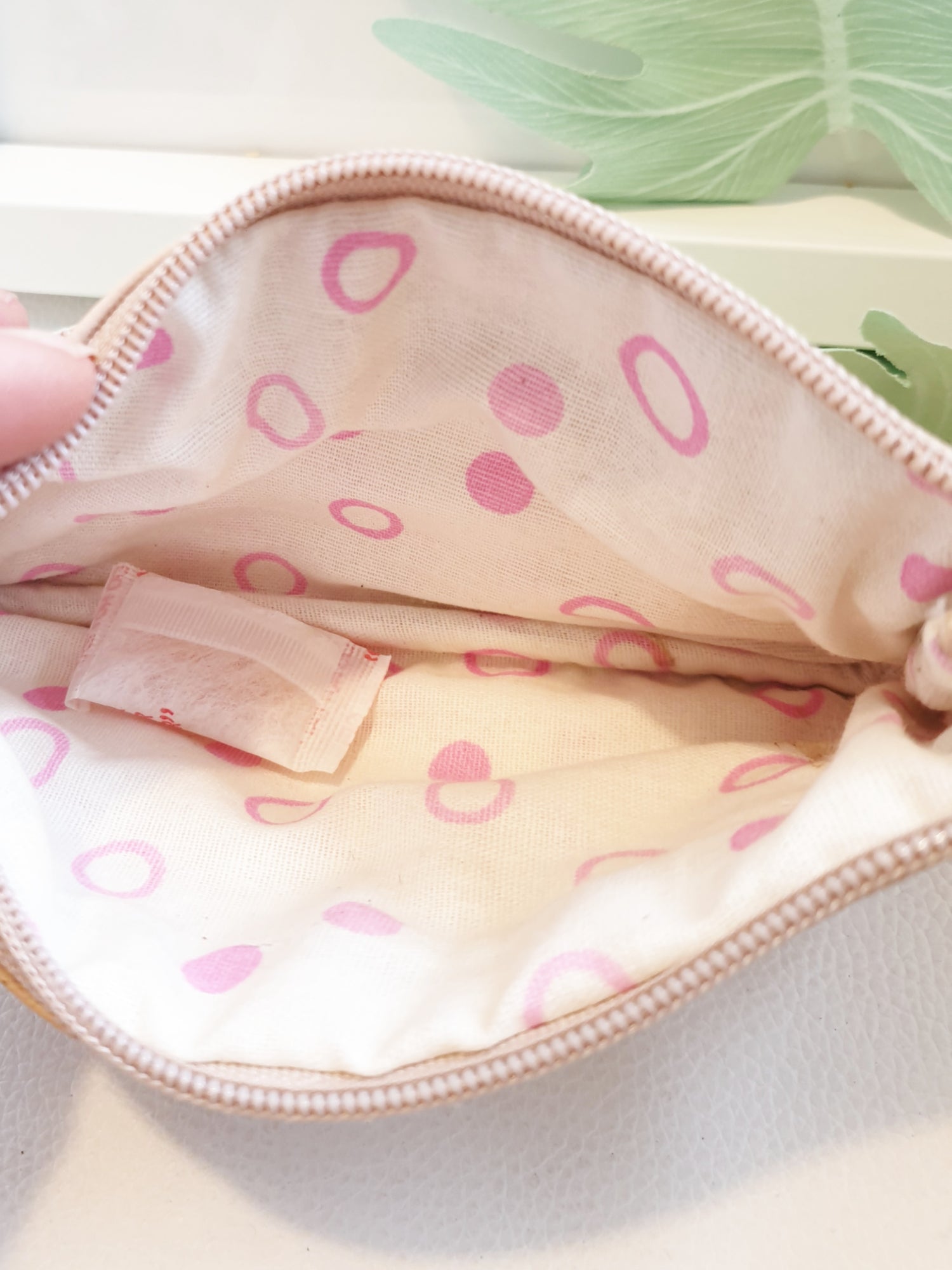 Mäppchen Etui aus Leder mit Handschlaufe in Rosa innen