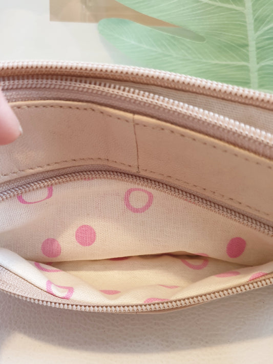 Mäppchen Etui aus Leder mit Handschlaufe in Rosa innen