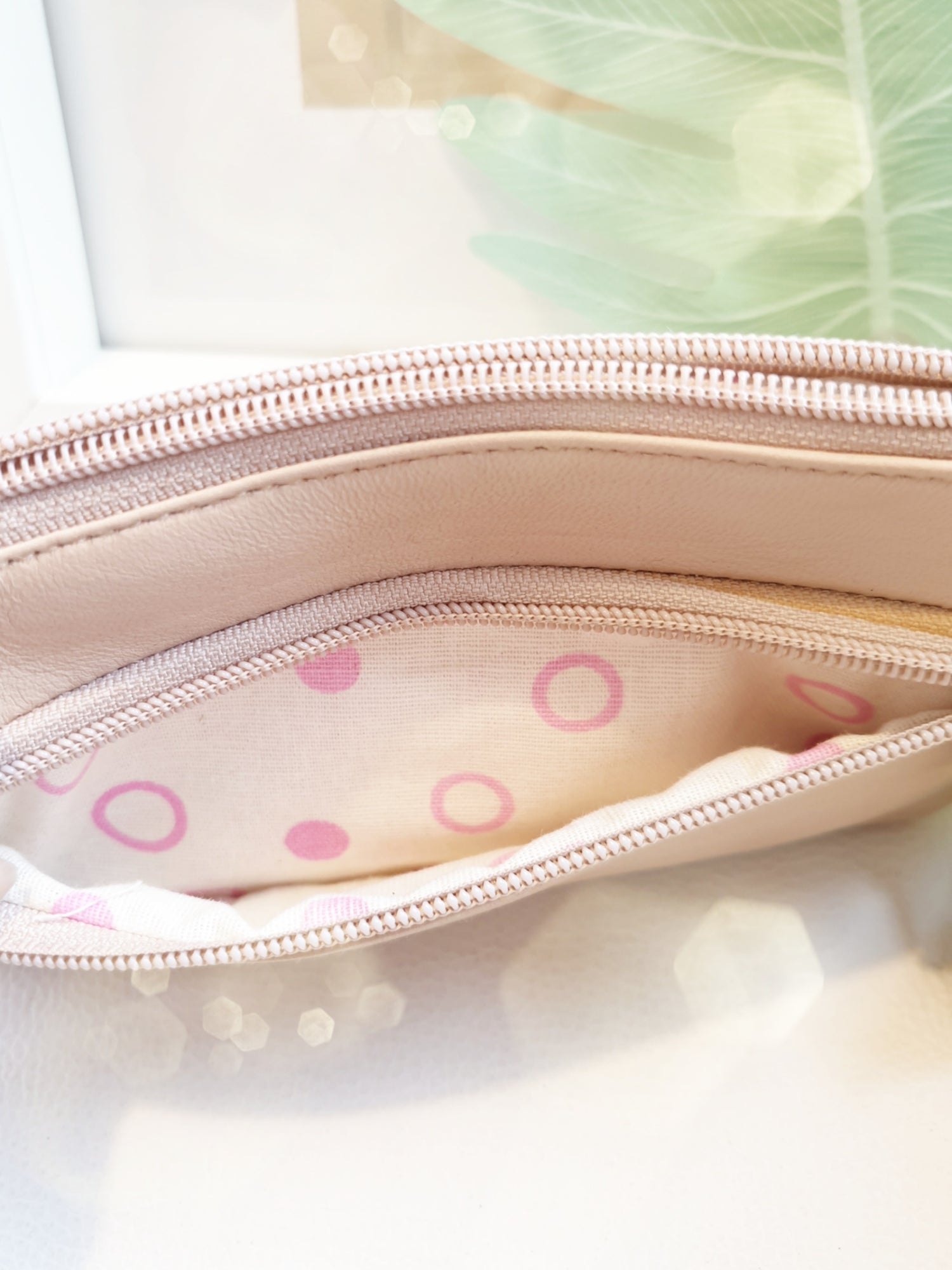 Mäppchen Etui aus Leder mit Handschlaufe in Rosa innen