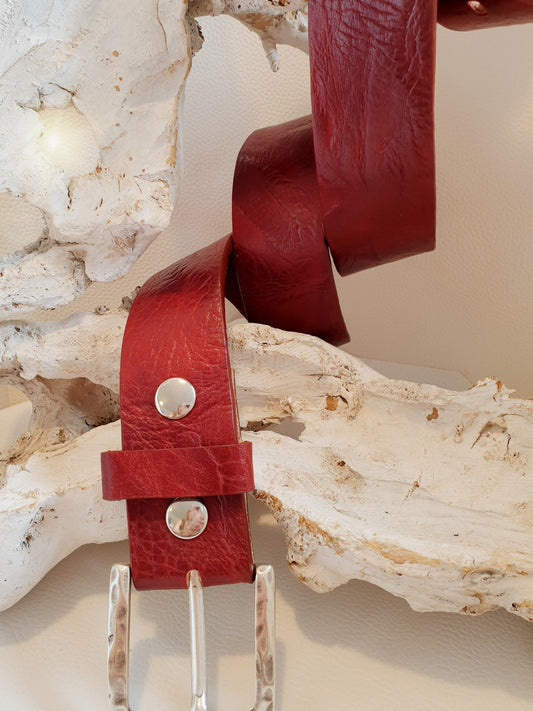 Gürtel aus genarbtem Leder in Rot Schnalle 1