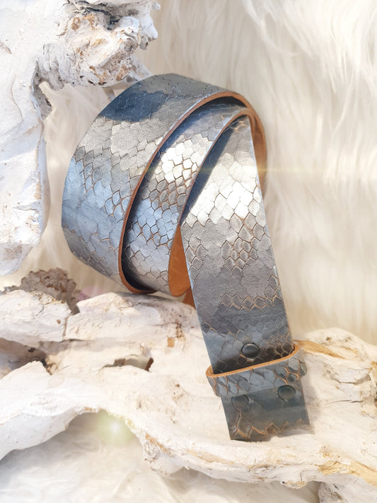 Ledergürtel mit ausgefallener Schlangenprägung in Stahl Silber