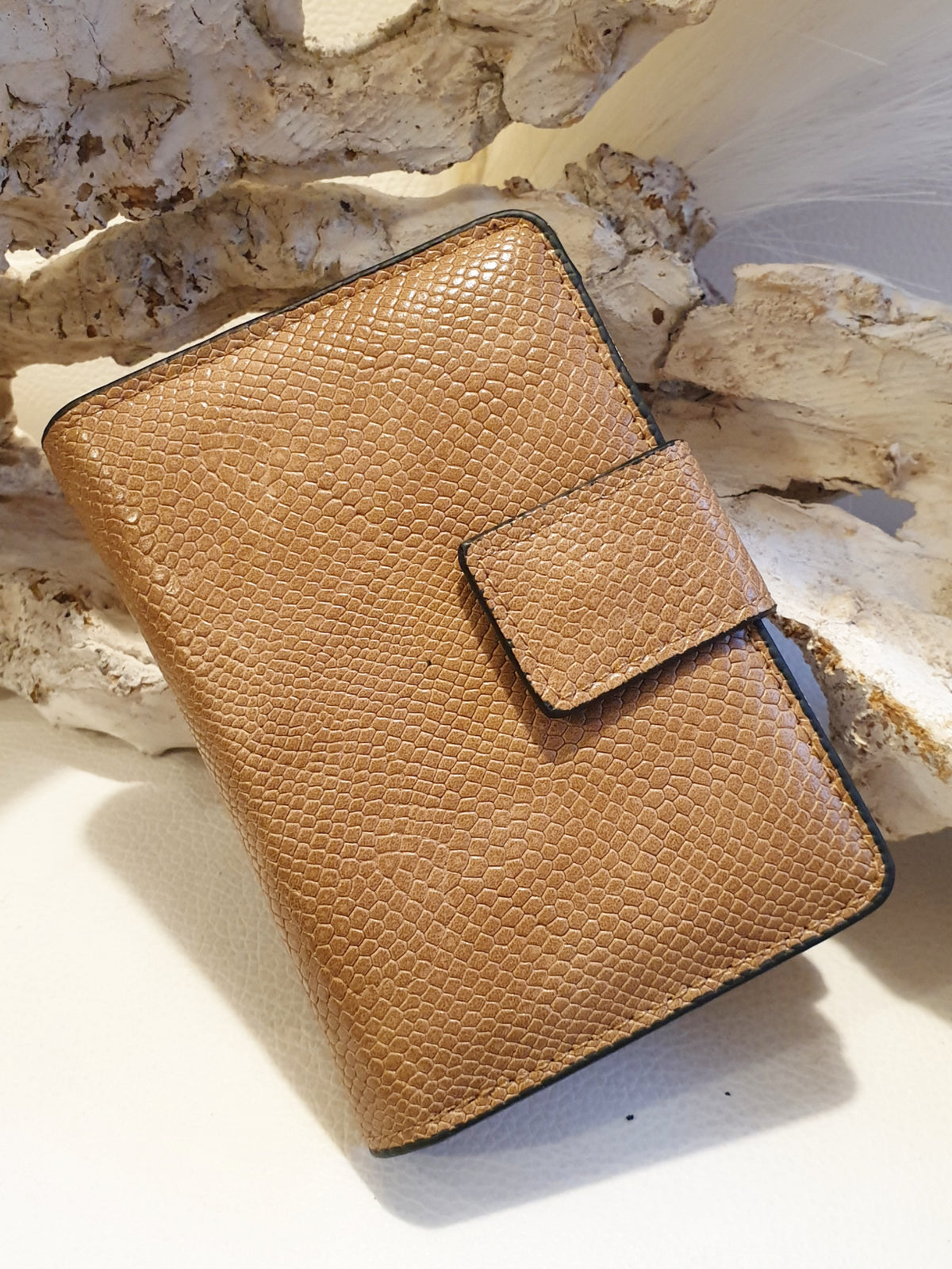 Kreditkartenetui aus Kunstleder mit Schlangenprägung in Camel