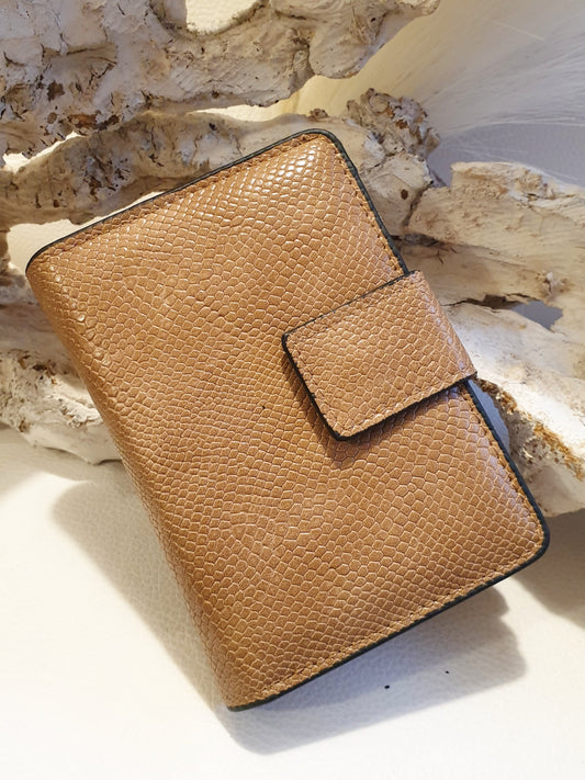 Kreditkartenetui aus Kunstleder mit Schlangenprägung in Camel