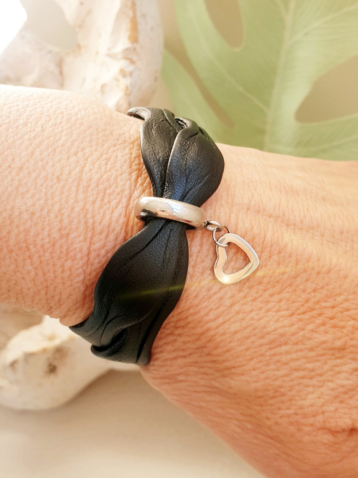 Armband aus schwarzem Leder mit Herz aus Edelstahl