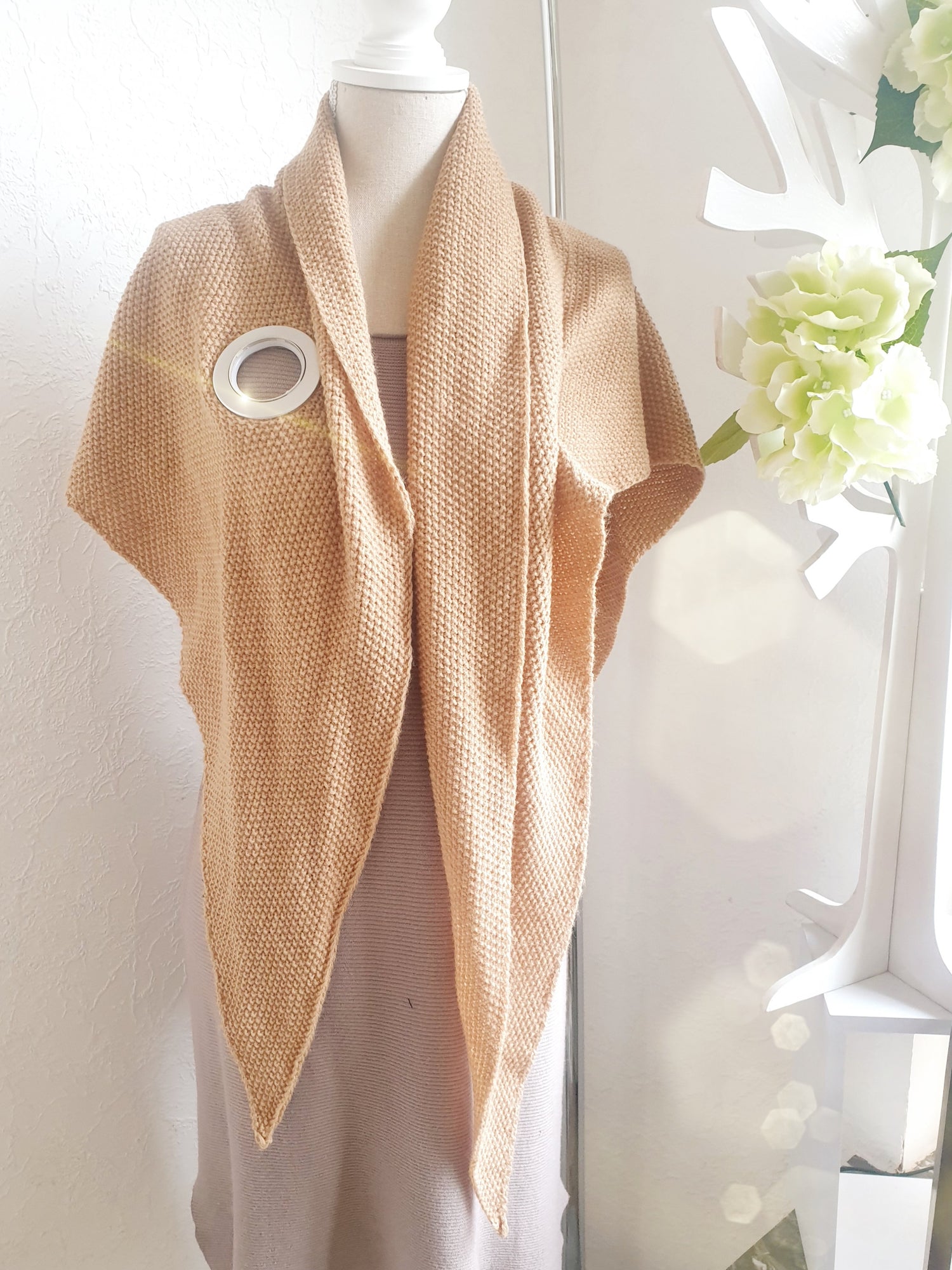 Strickschal mit Loch zum Durchziehen in Camel