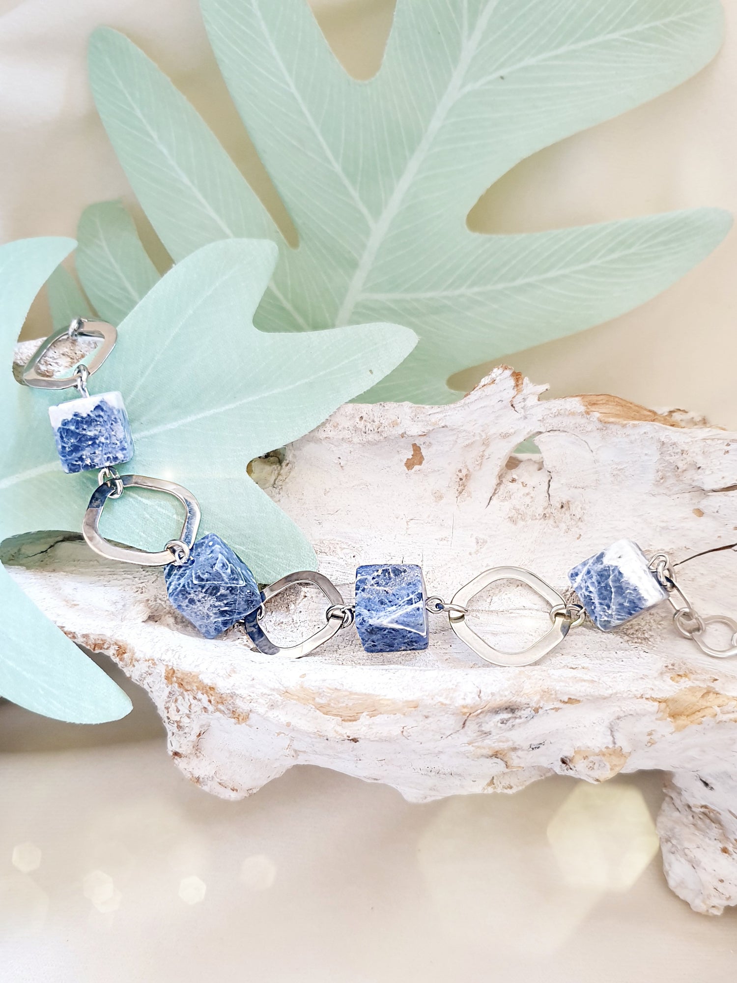 Armband mit blauen Sodalit Würfeln