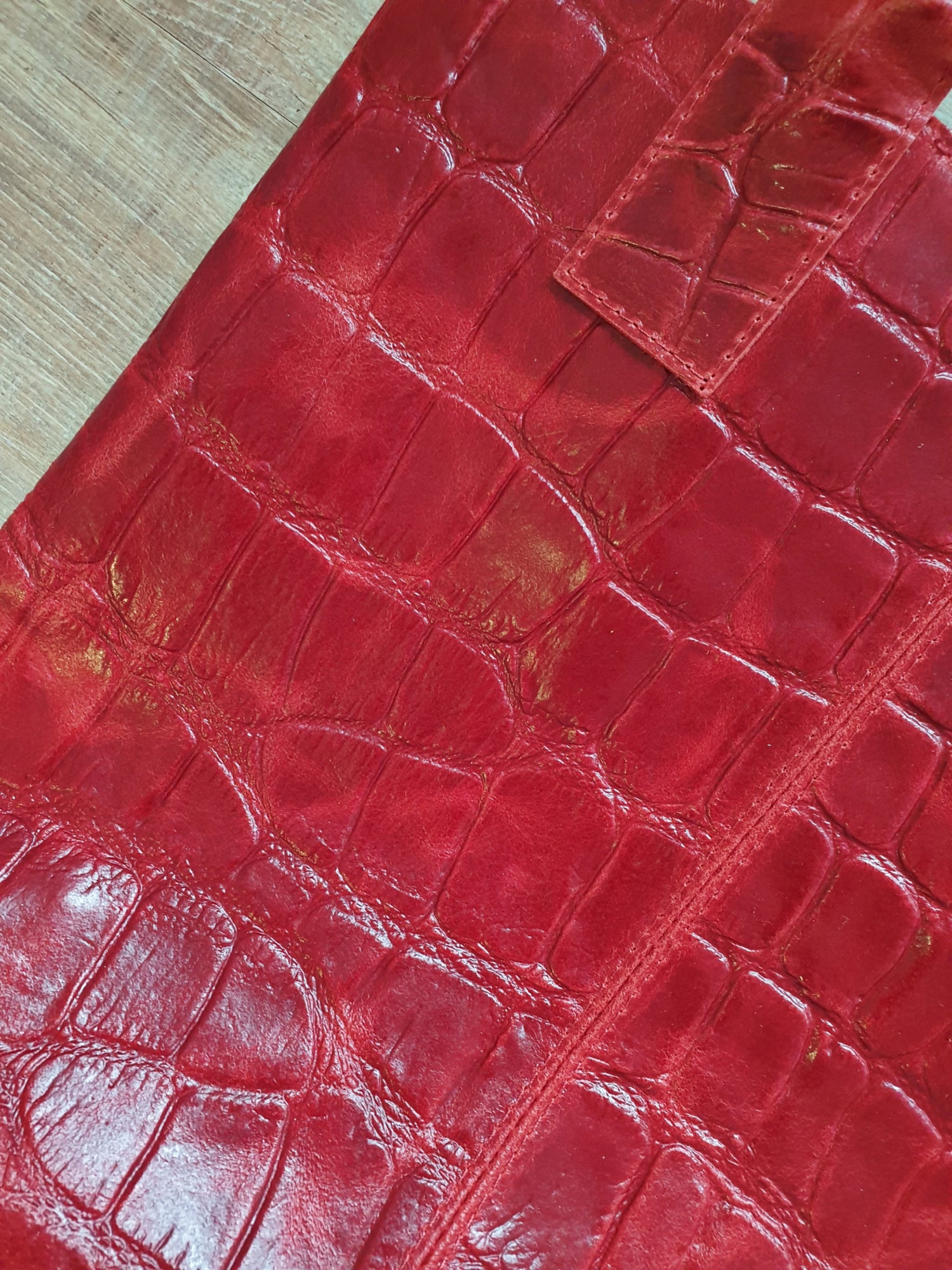 Tasche Shopper in Rot aus Leder mit Krokopraegung gross Detailansicht