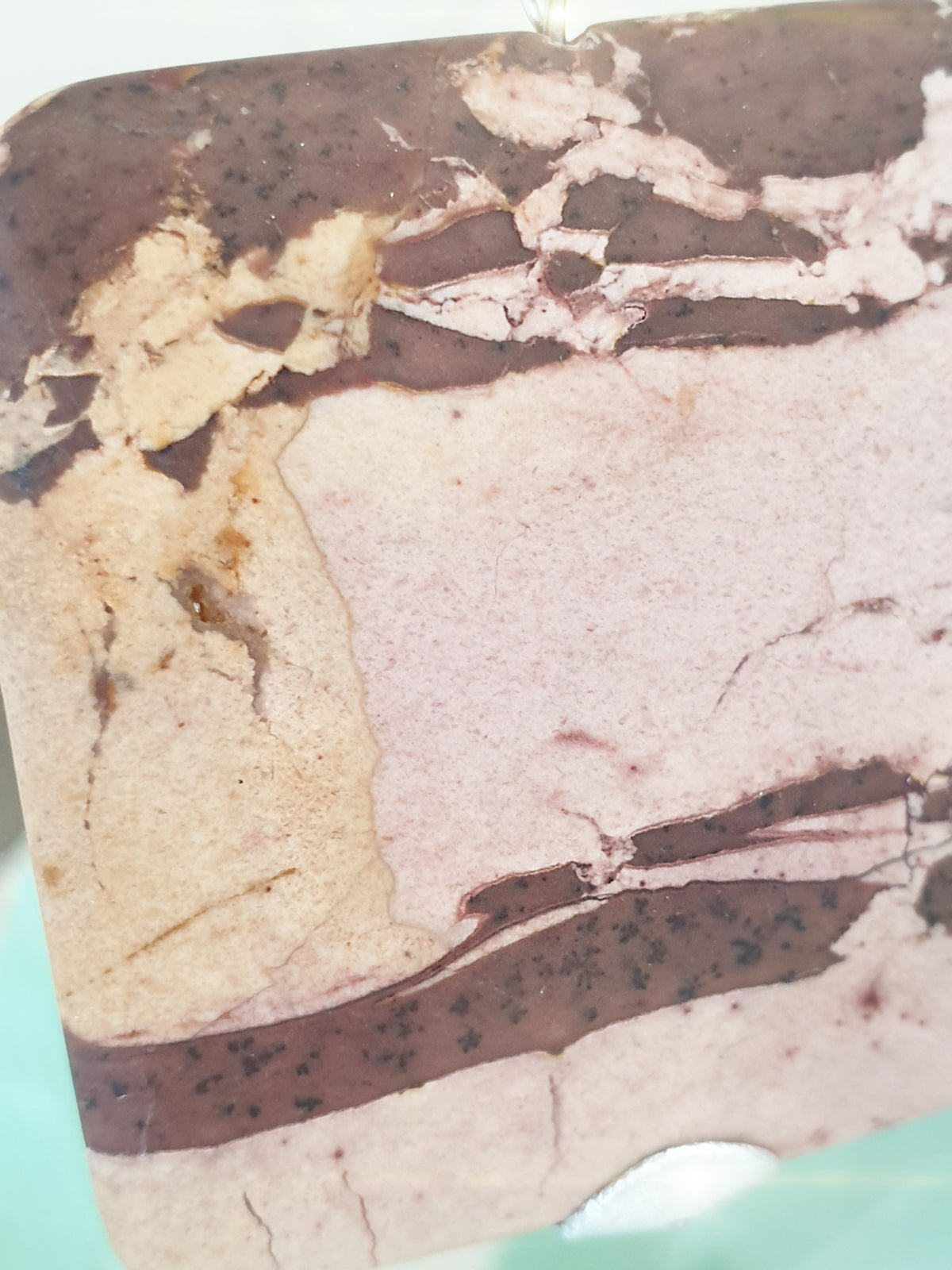 Großer, quadratrischer Anhänger aus Cappuccino Jaspis mit schöner Maserung Detail