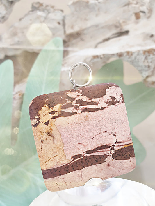 Großer, quadratrischer Anhänger aus Cappuccino Jaspis mit schöner Maserung