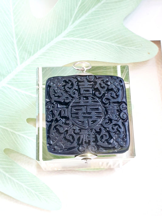 Großer, viereckiger Anhänger aus geschwärztem Horn mit chinesischen Glückssymbolen
