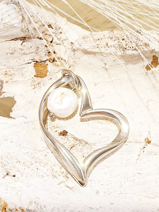 Edelstahl Anhänger in Herzform mit Süßwasserperle