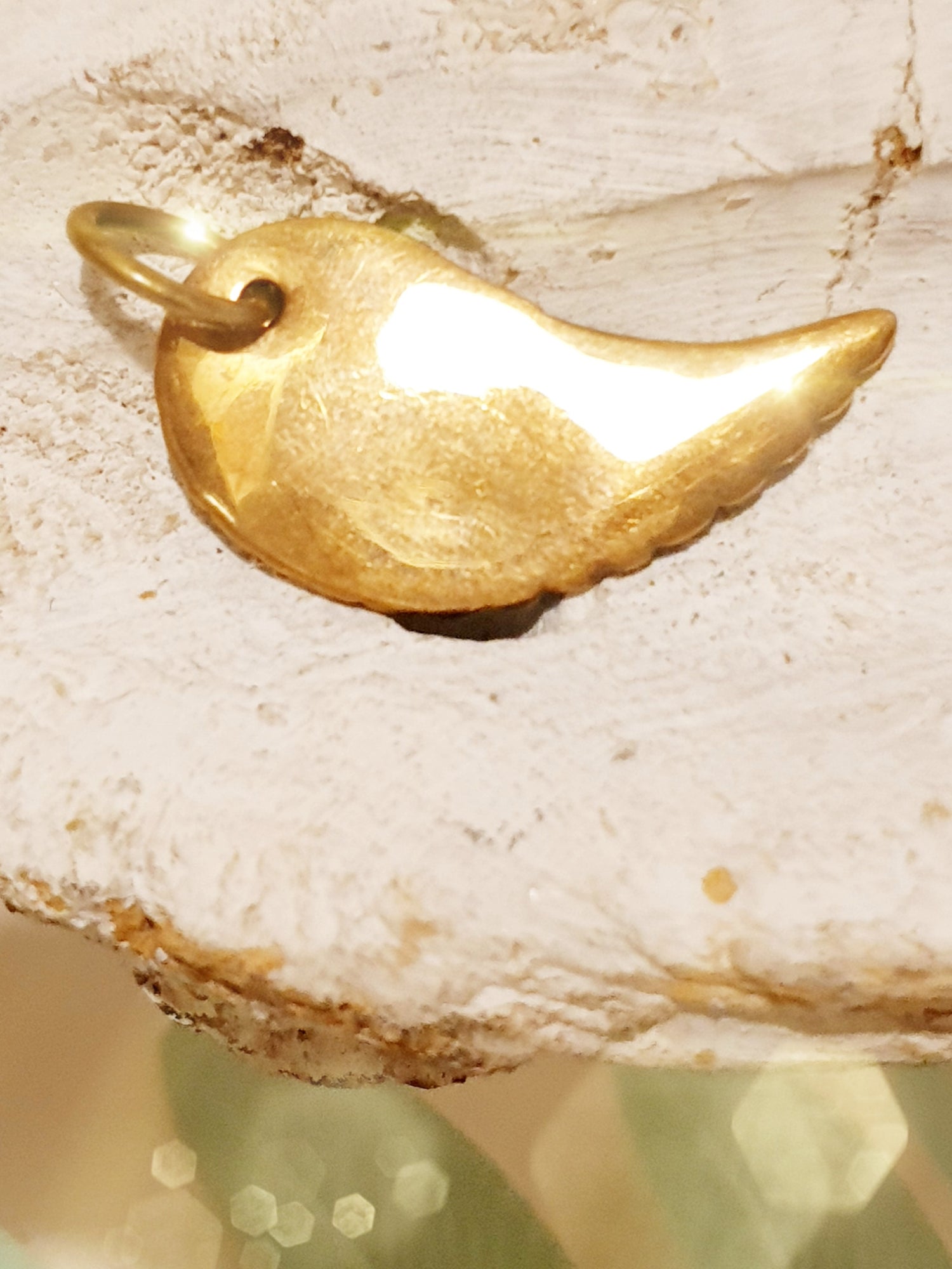 Anhänger Engelsflügel aus Bronze Rückseite