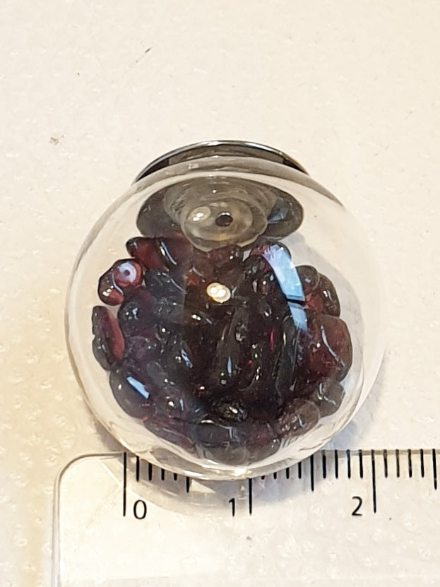 Anhänger Kugel aus Glas mit kleinen Granat Steinen / Edelstein