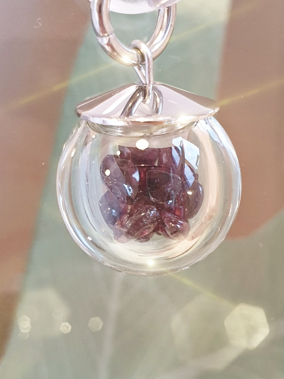 Anhänger Glaskugel gefüllt mit Granat