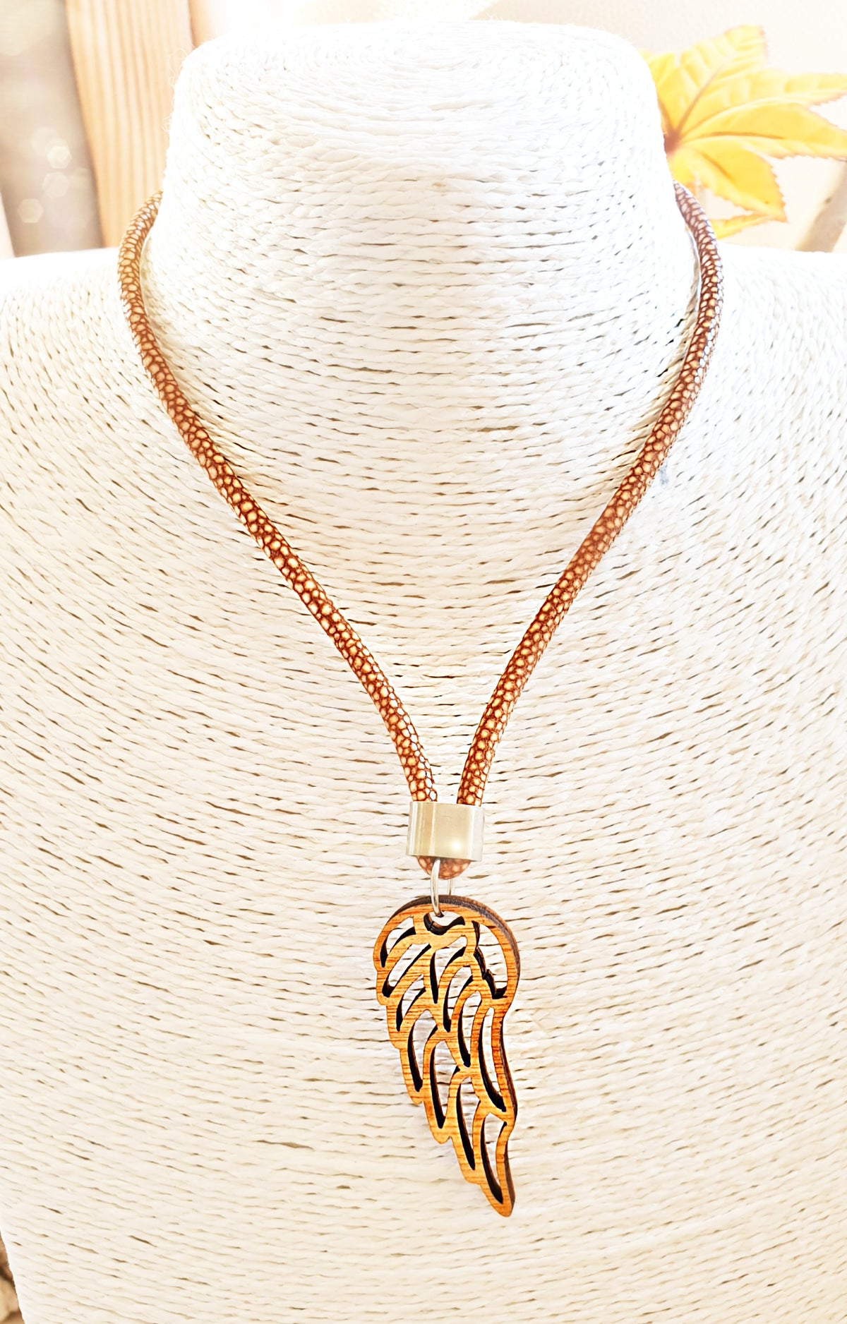 Kette mit Anhänger Engelsflügel aus Holz