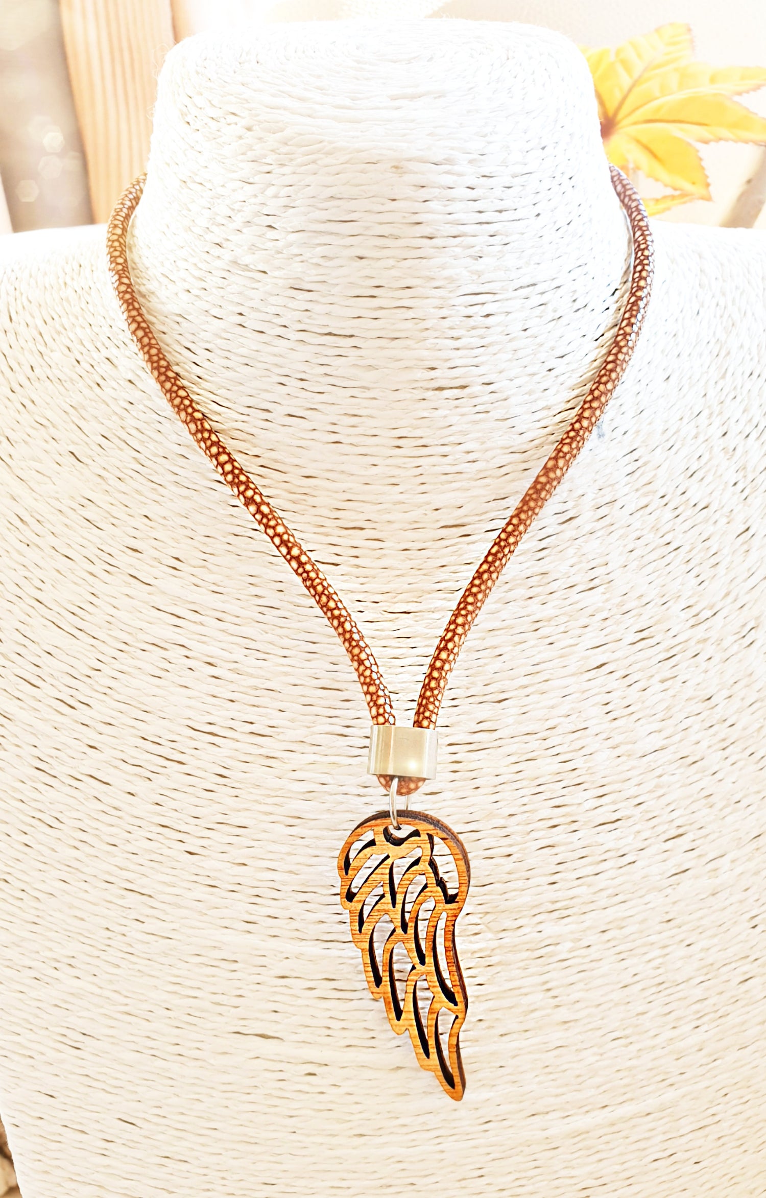Kette mit Anhänger Engelsflügel aus Holz